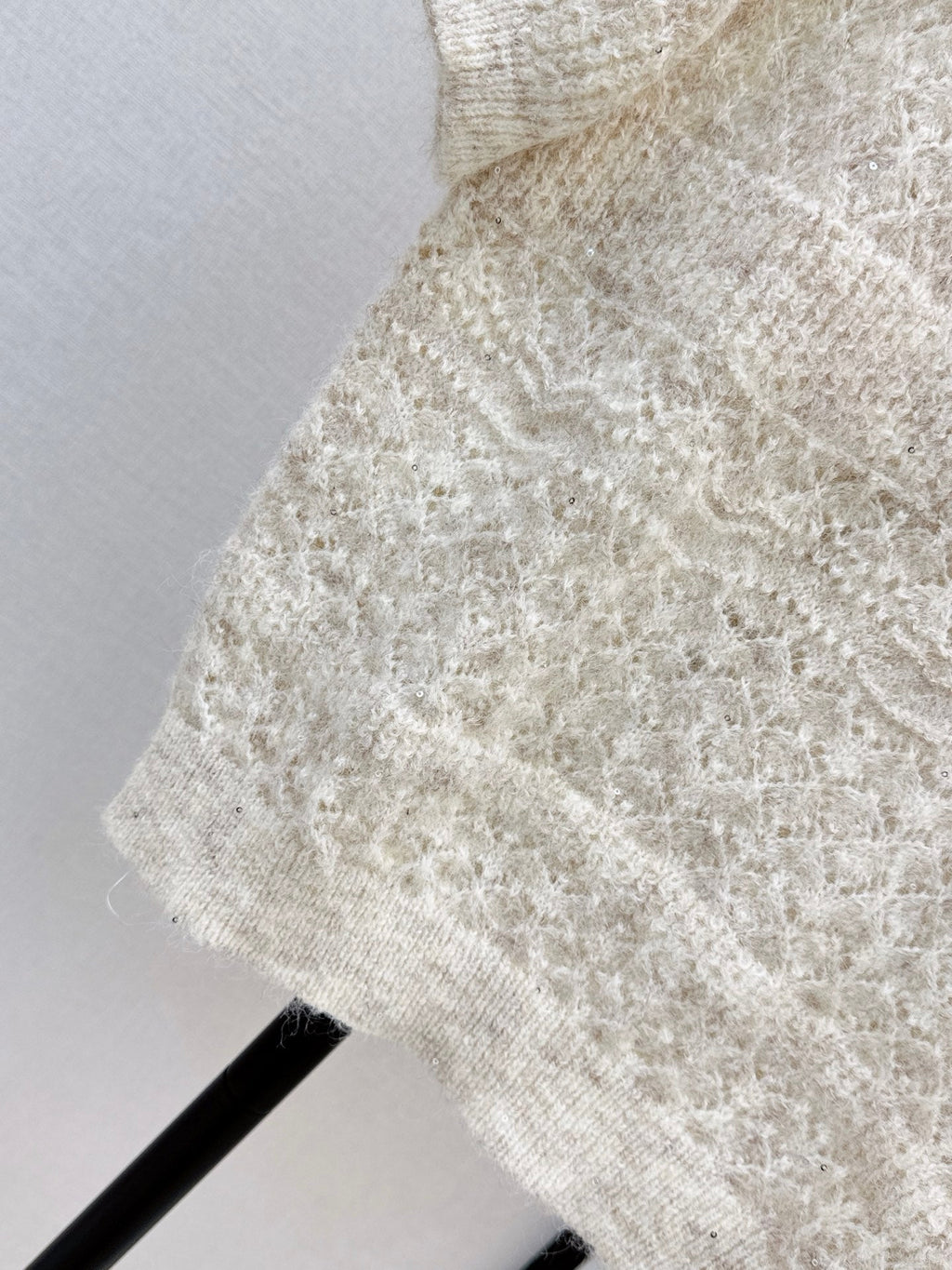 Chanel / 26 Early Autumn Latest Hollow-Out Short Knit Top