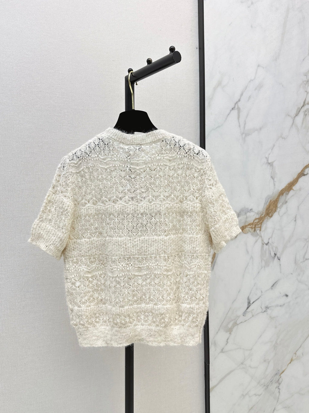 Chanel / 26 Early Autumn Latest Hollow-Out Short Knit Top
