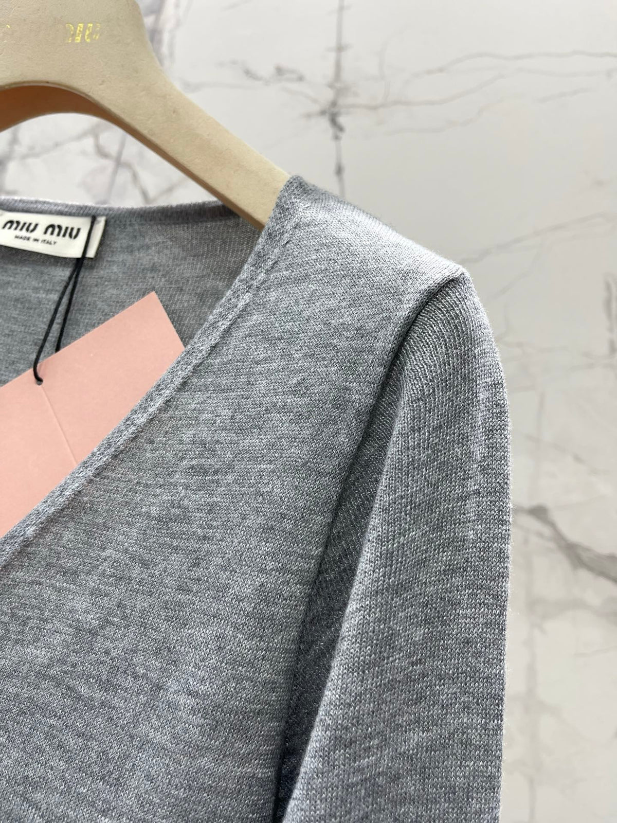 MiuMiu/26 New Early Autumn V-Neck Soft Curved Top