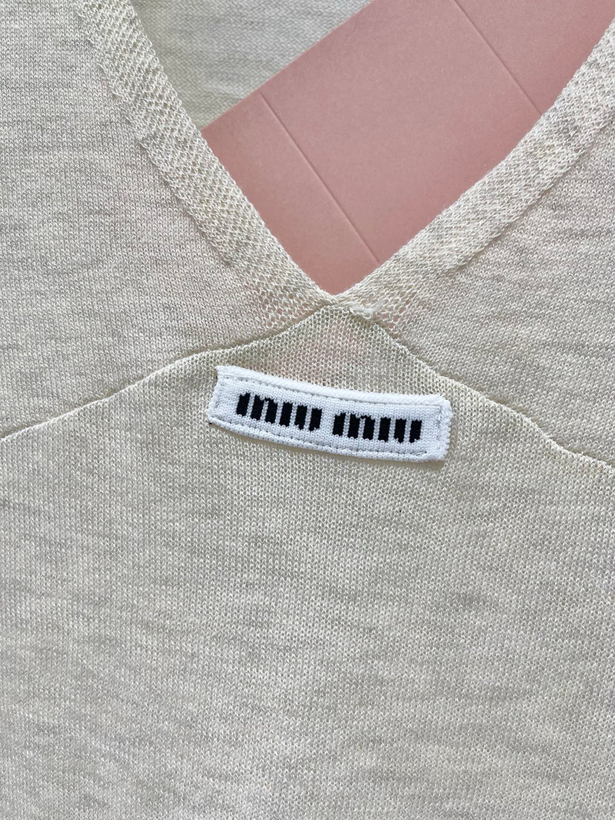 MiuMiu/26 New Early Autumn V-Neck Soft Curved Top