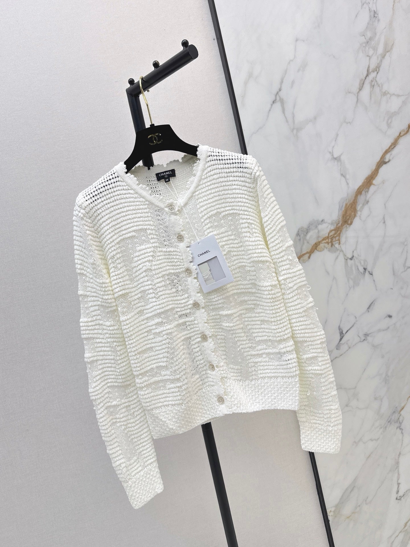 Chanel/26 Early Autumn Latest Soft and Fairy-Like White Hollow Knit Cardigan