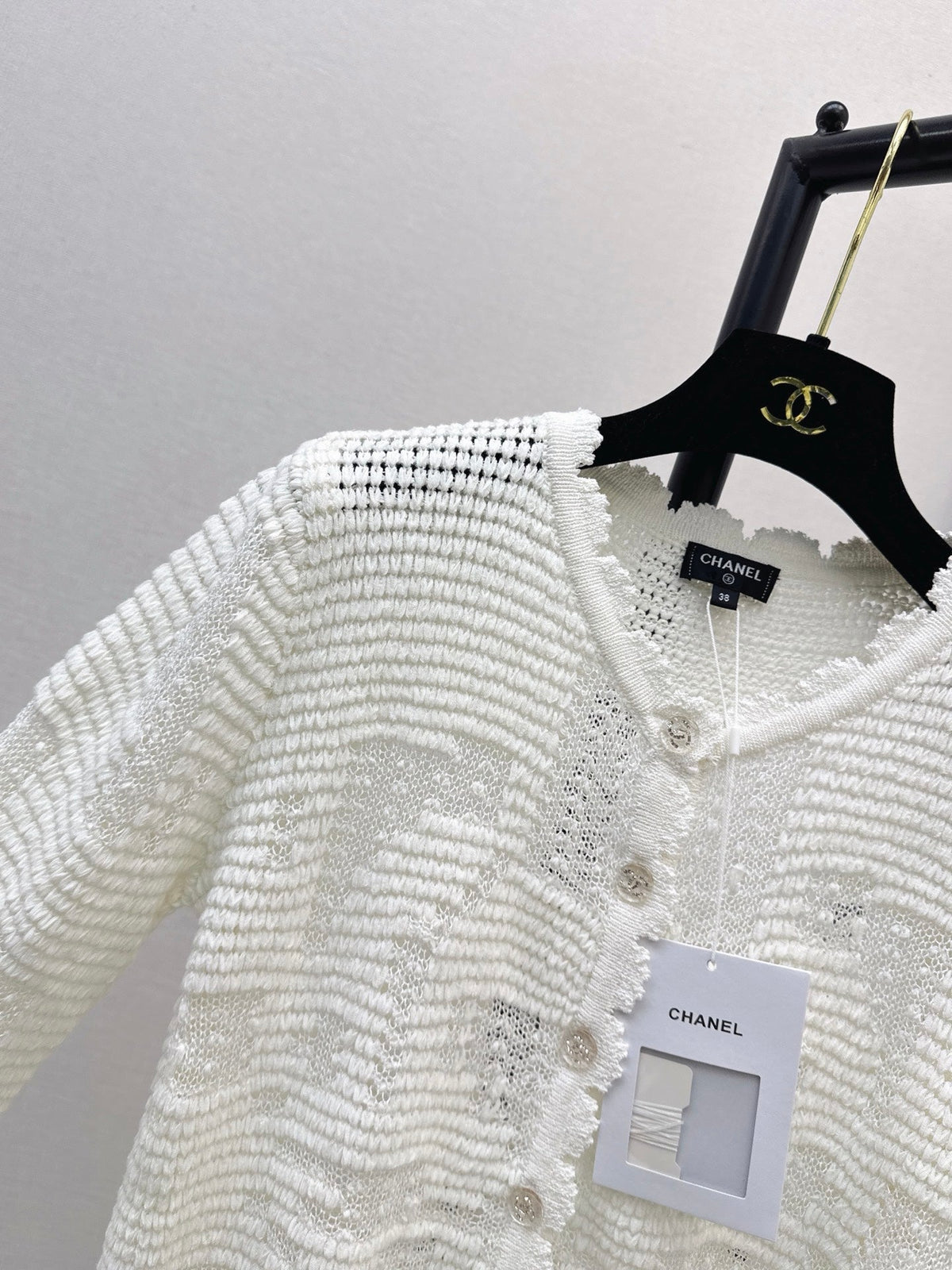 Chanel/26 Early Autumn Latest Soft and Fairy-Like White Hollow Knit Cardigan