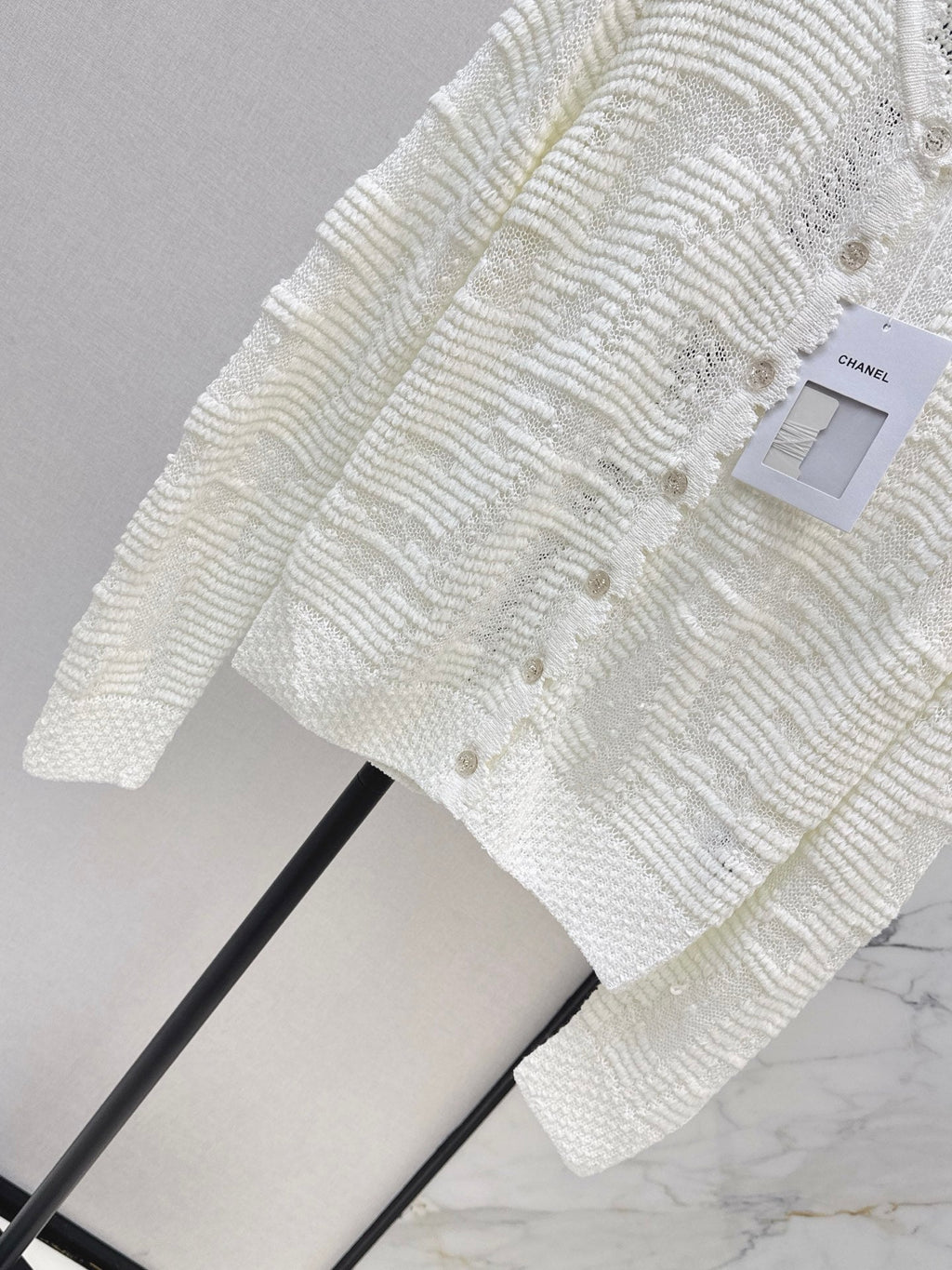 Chanel/26 Early Autumn Latest Soft and Fairy-Like White Hollow Knit Cardigan
