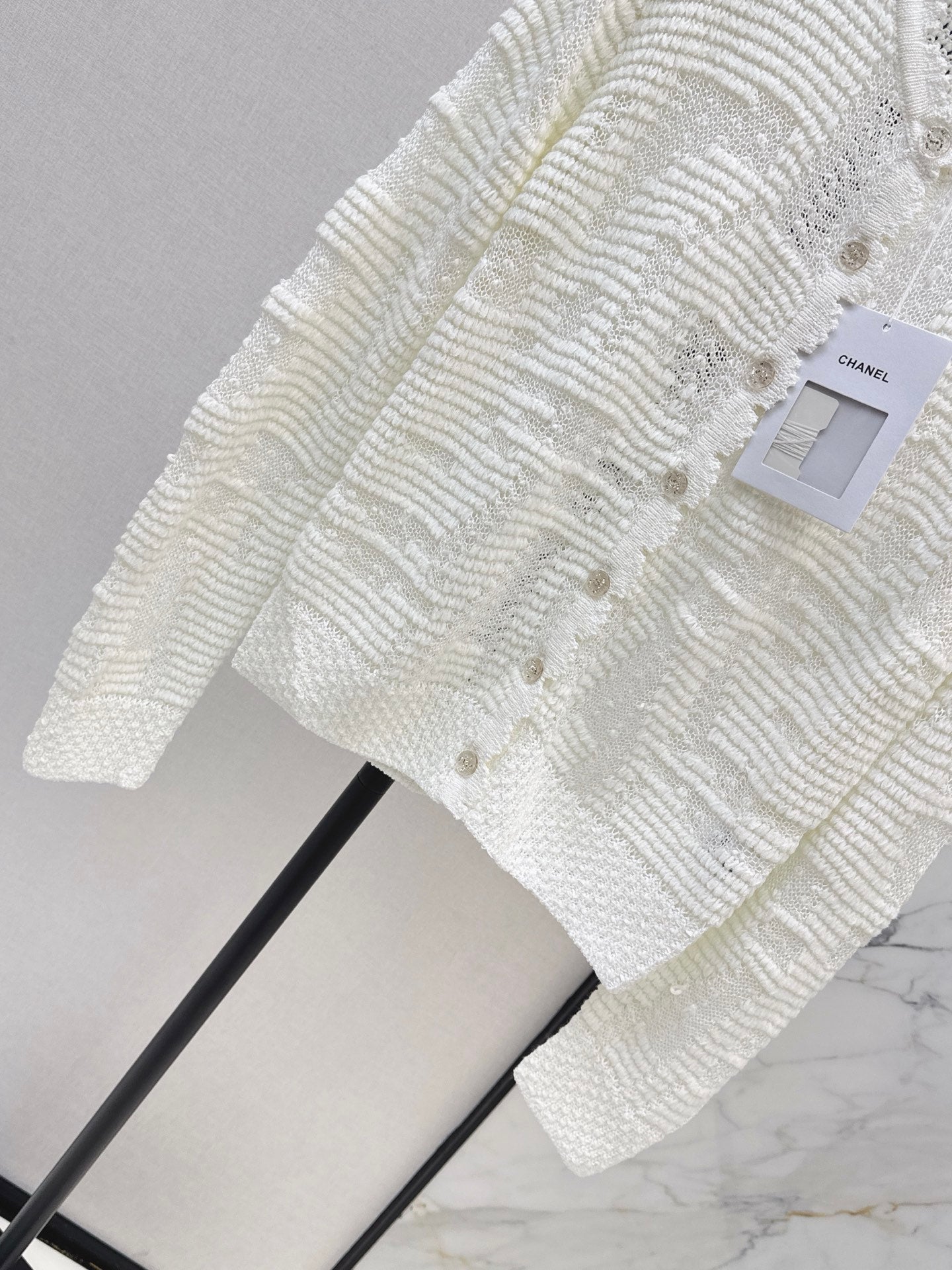 Chanel/26 Early Autumn Latest Soft and Fairy-Like White Hollow Knit Cardigan