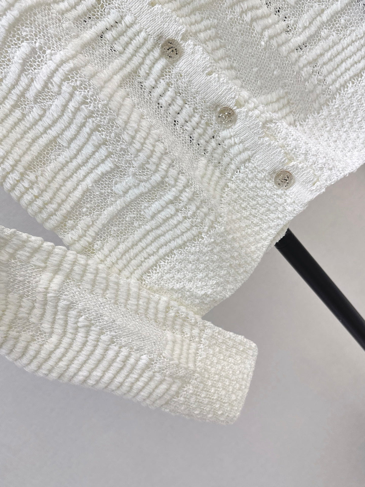 Chanel/26 Early Autumn Latest Soft and Fairy-Like White Hollow Knit Cardigan