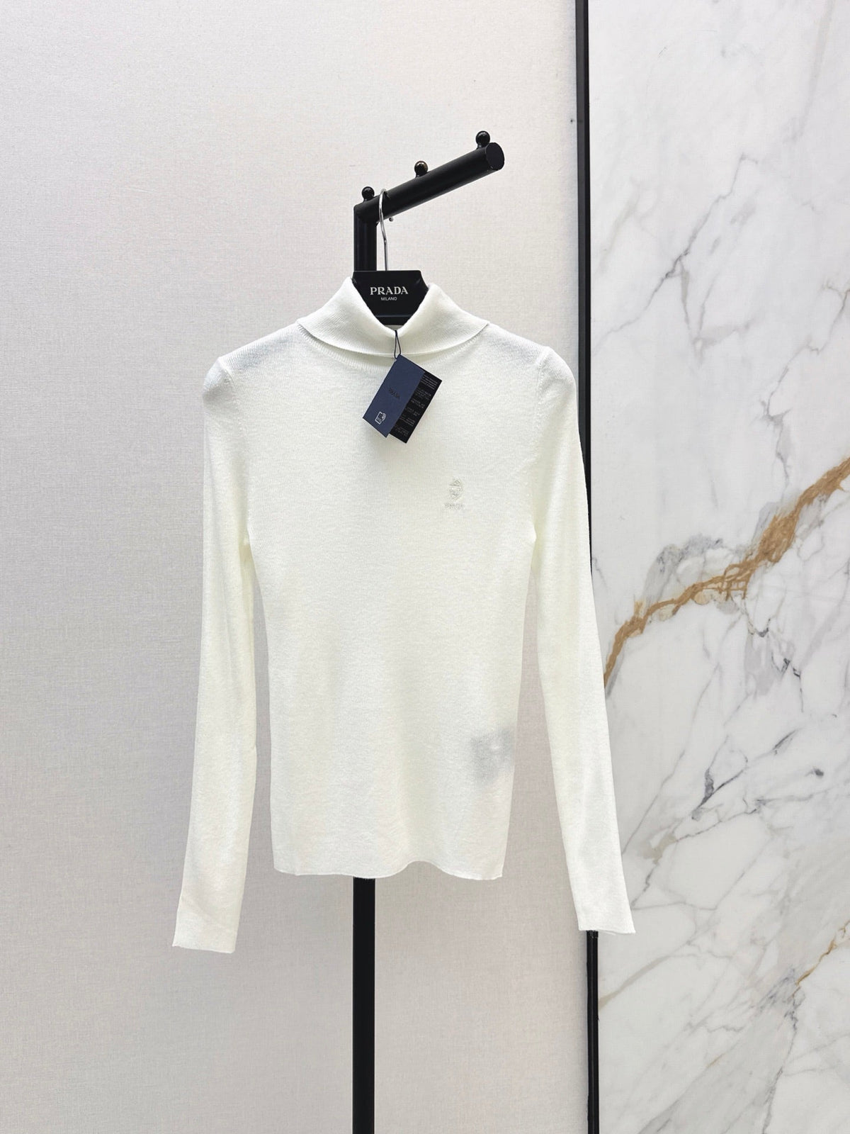 26 Fall/Winter Latest Small Logo Embroidered Wool Turtleneck Top