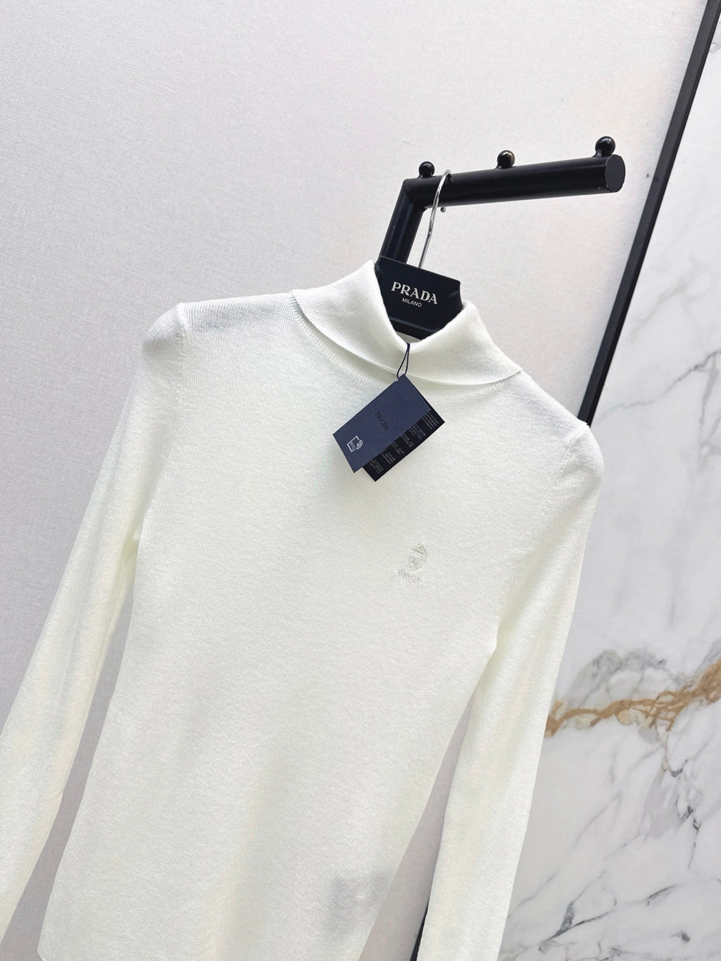 26 Fall/Winter Latest Small Logo Embroidered Wool Turtleneck Top