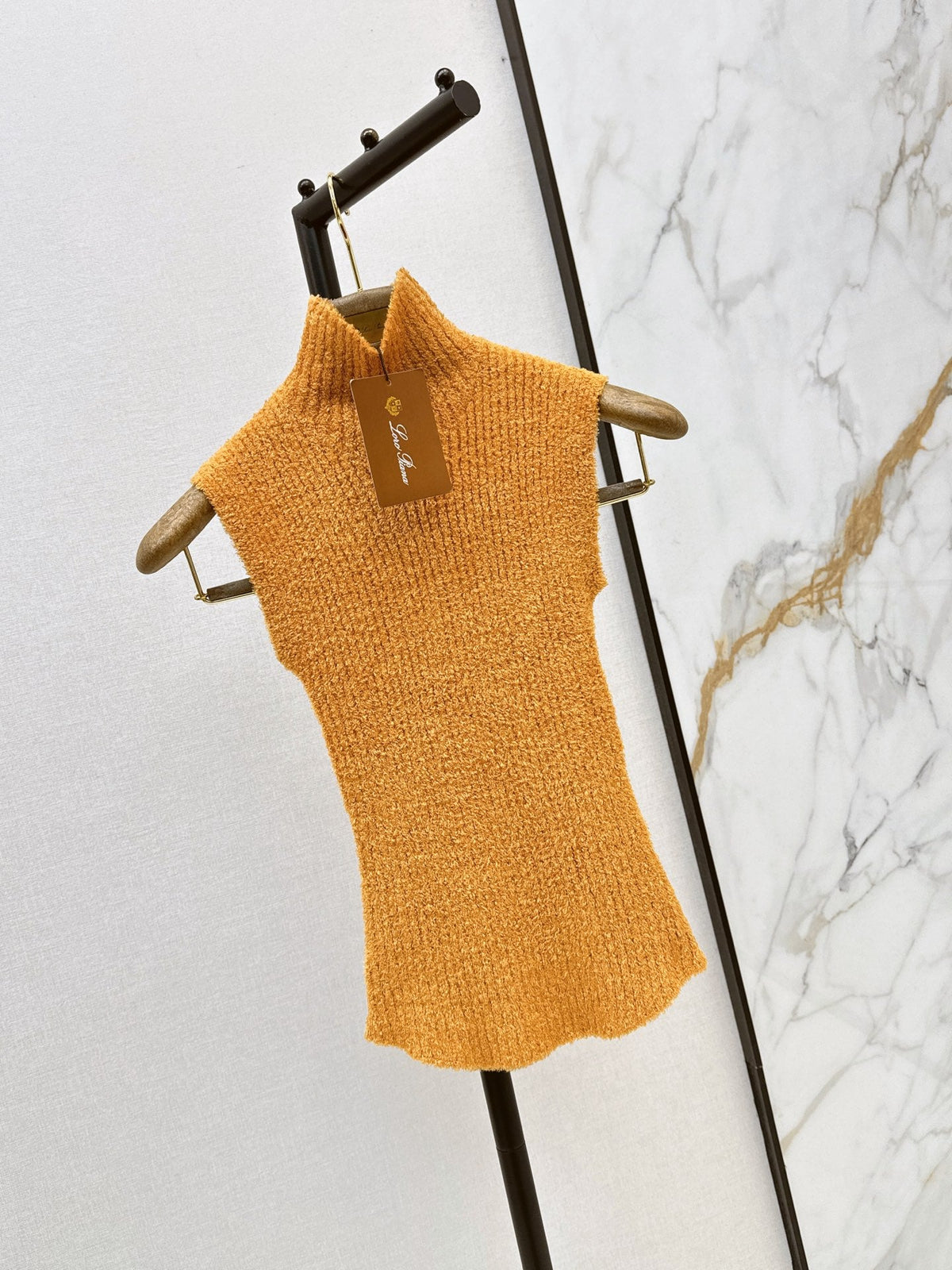 26 Fall/Winter Latest Caramel-Colored Sleeveless Semi-Turtleneck