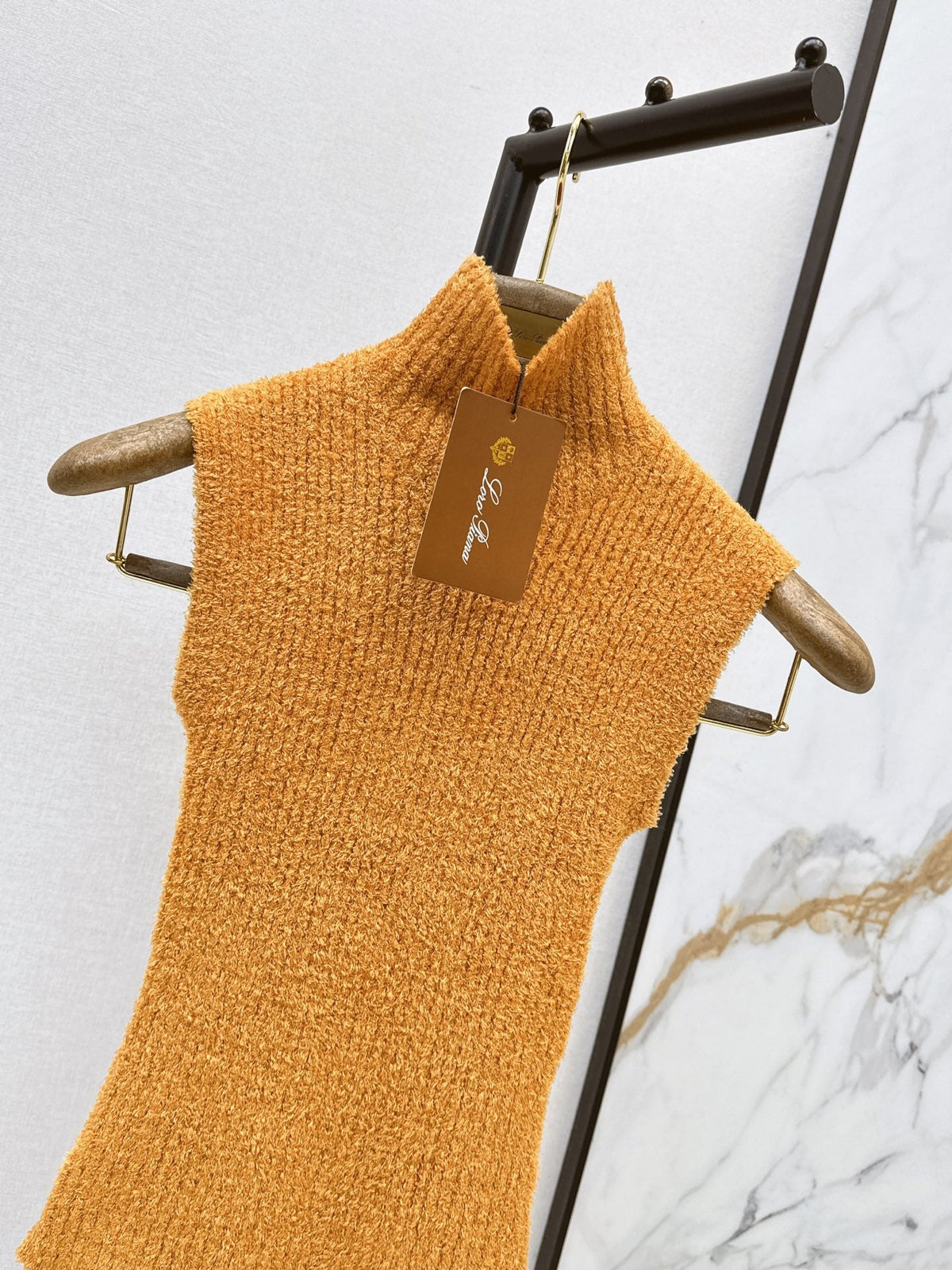 26 Fall/Winter Latest Caramel-Colored Sleeveless Semi-Turtleneck