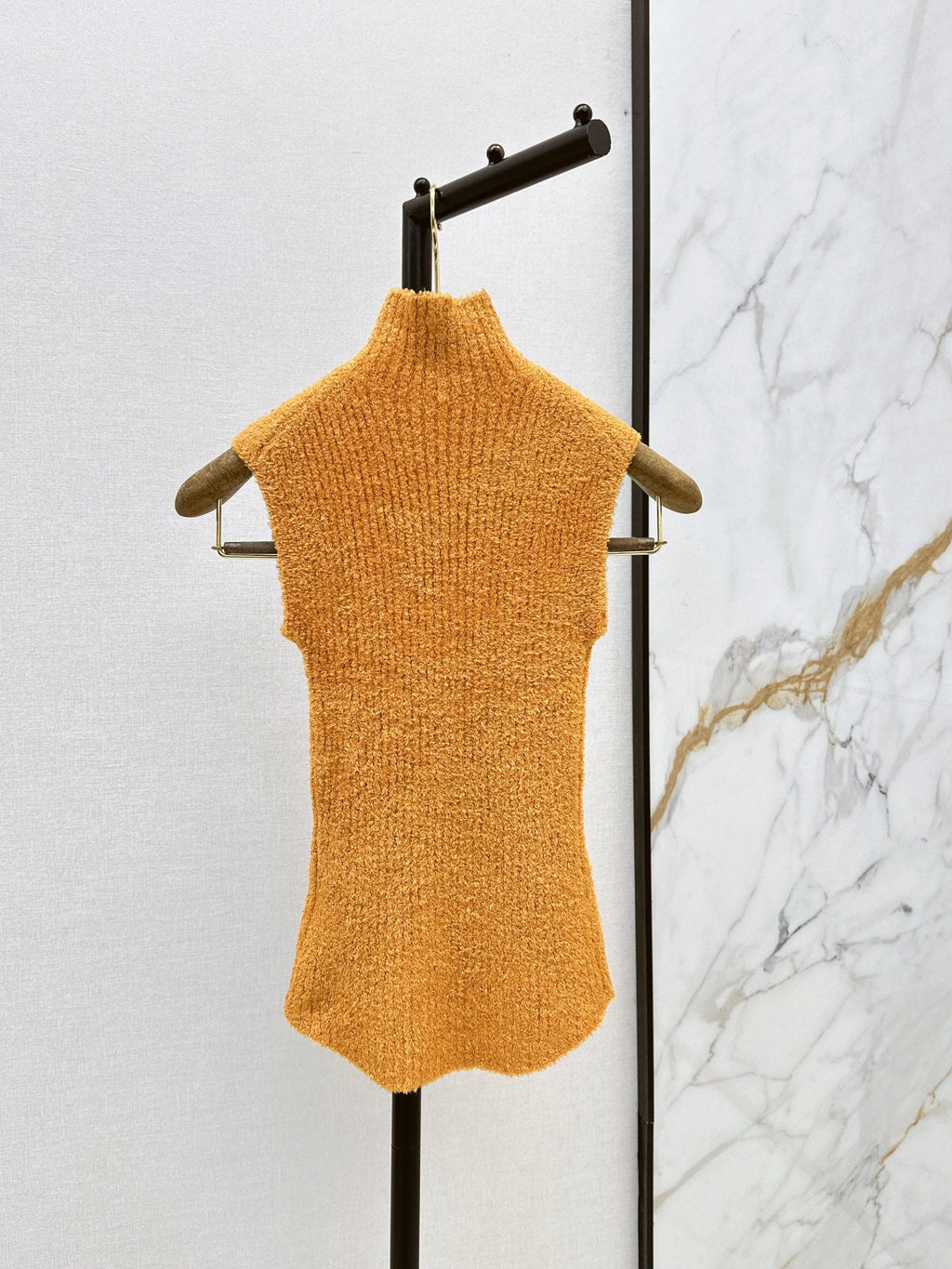 26 Fall/Winter Latest Caramel-Colored Sleeveless Semi-Turtleneck
