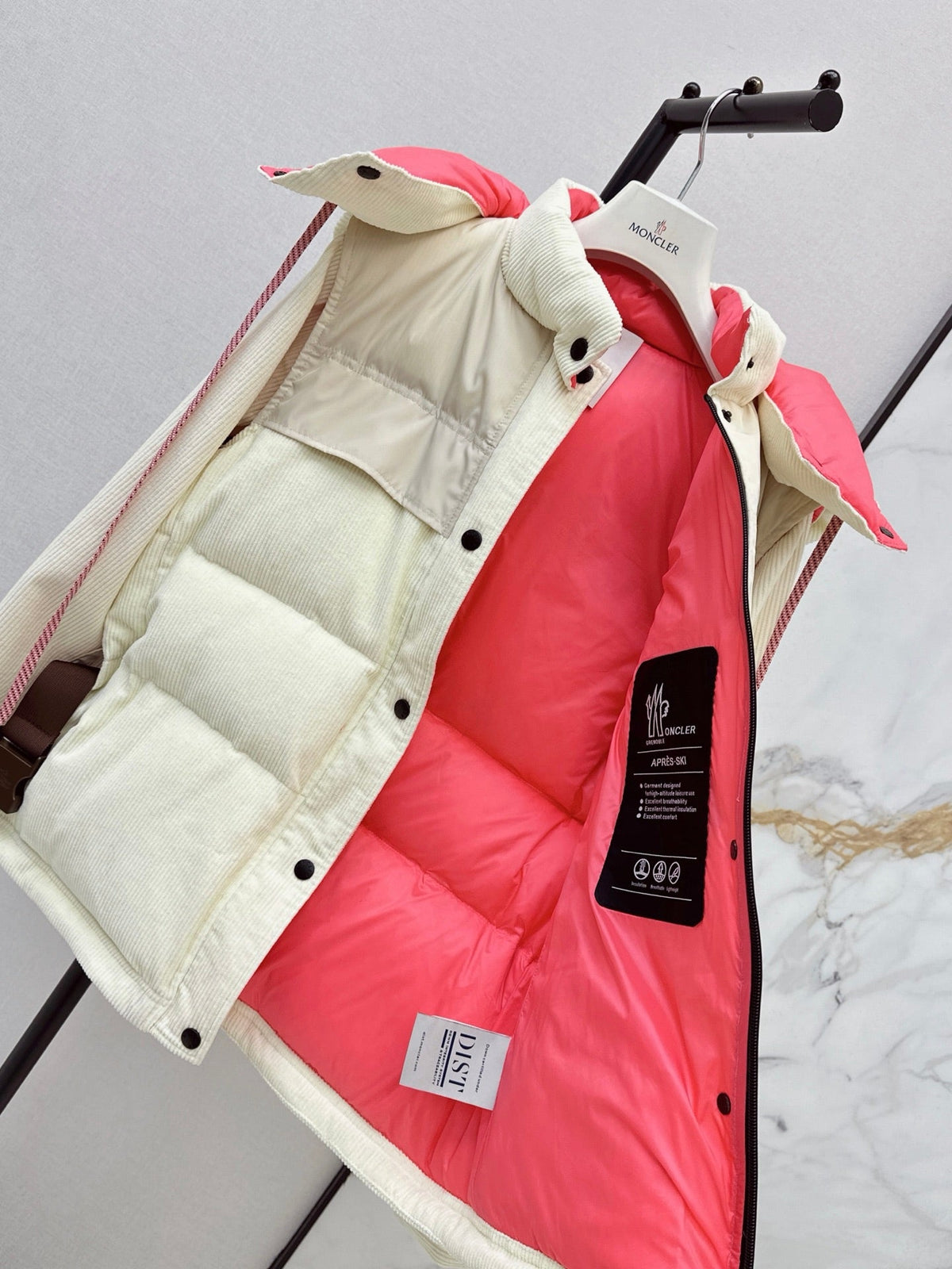 26Latest Autumn/Winter Short HoodedLatest Autumn/Winter Short Hooded Down Jacket with Detachable Sleeves with Detachable Sleeves