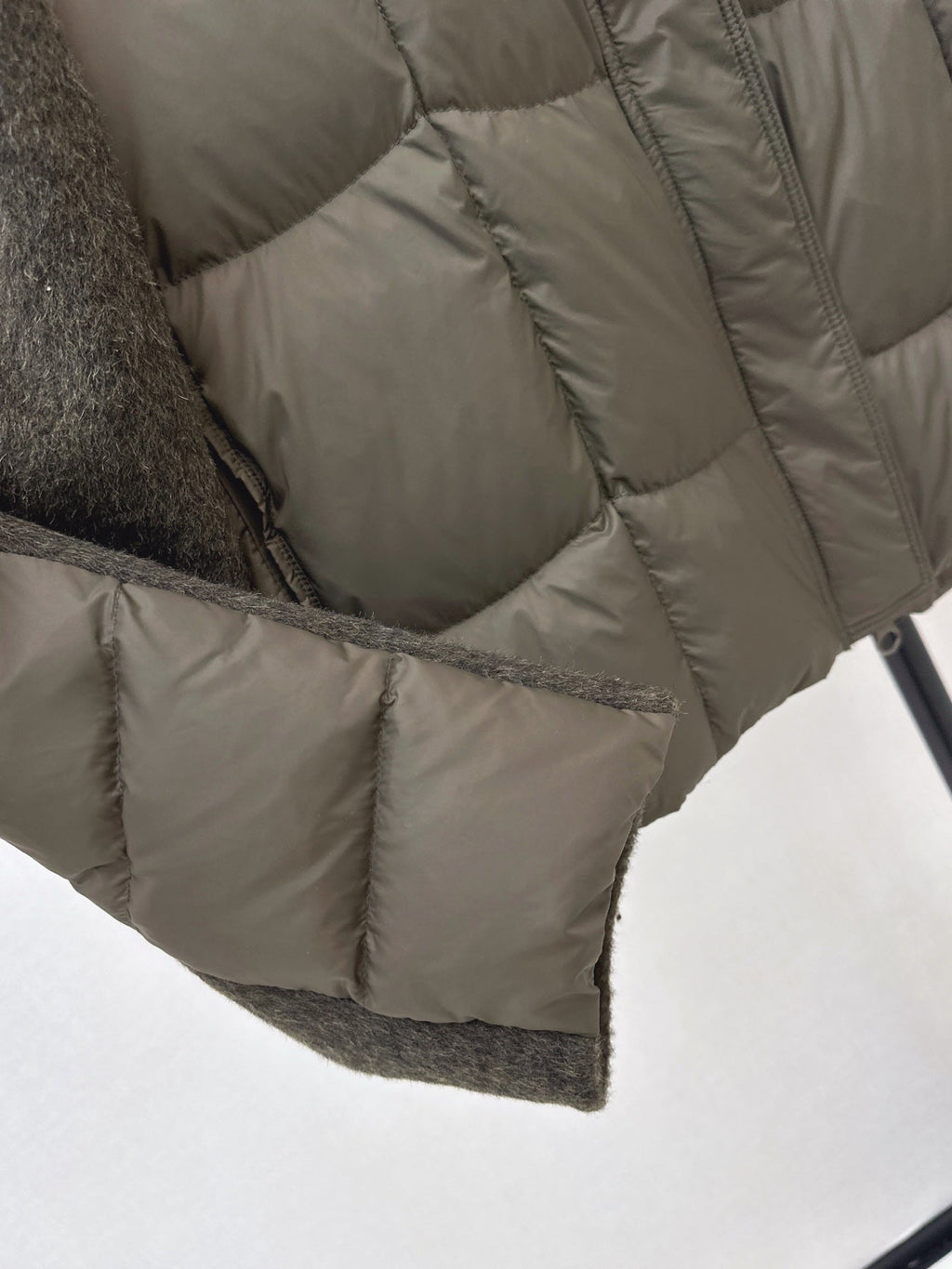 26Latest Autumn/Winter Short Hooded Down Jacket with Wool Panel Detailing