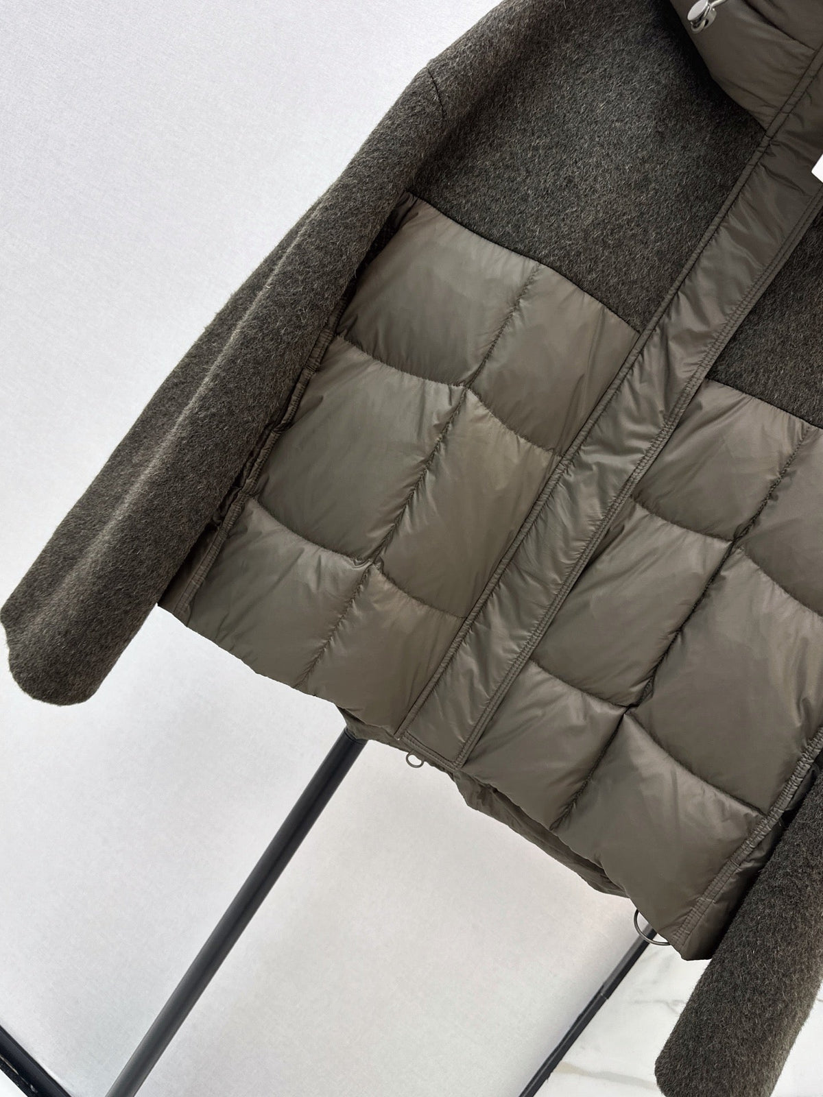 26Latest Autumn/Winter Short Hooded Down Jacket with Wool Panel Detailing
