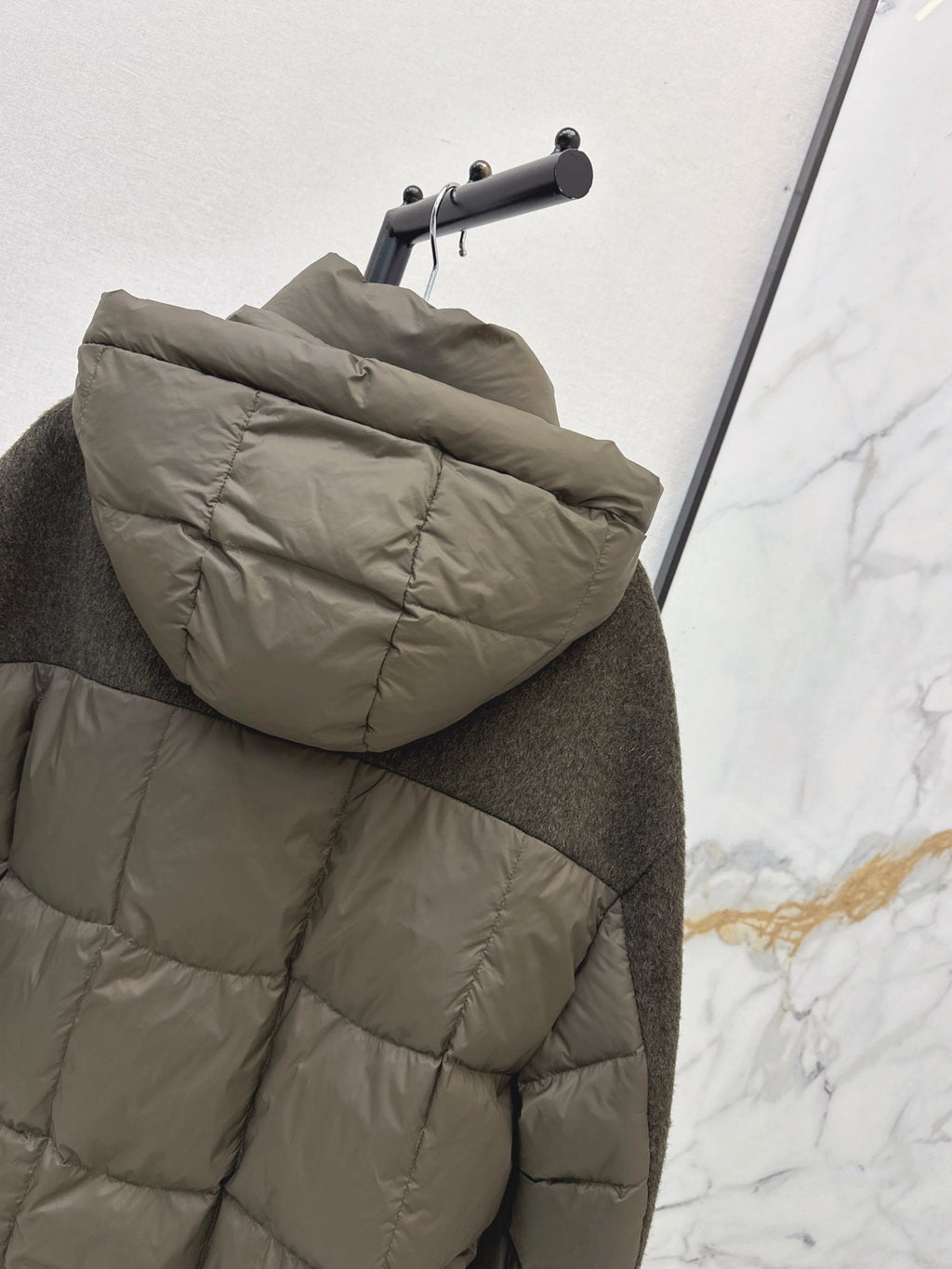 26Latest Autumn/Winter Short Hooded Down Jacket with Wool Panel Detailing