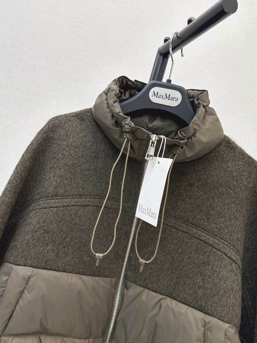 26Latest Autumn/Winter Short Hooded Down Jacket with Wool Panel Detailing
