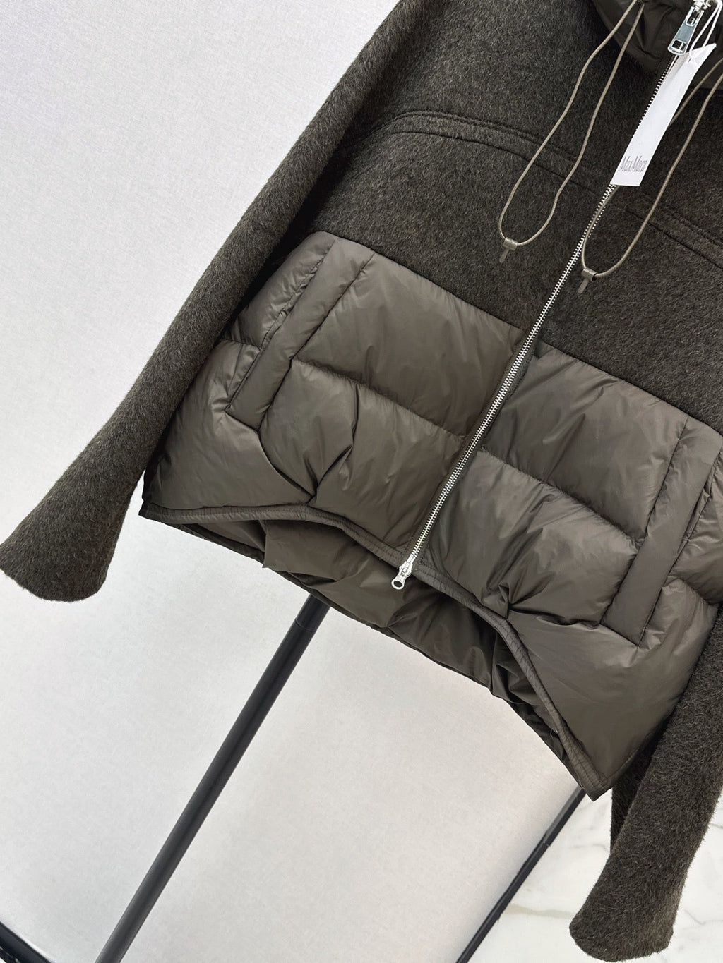 26Latest Autumn/Winter Short Hooded Down Jacket with Wool Panel Detailing
