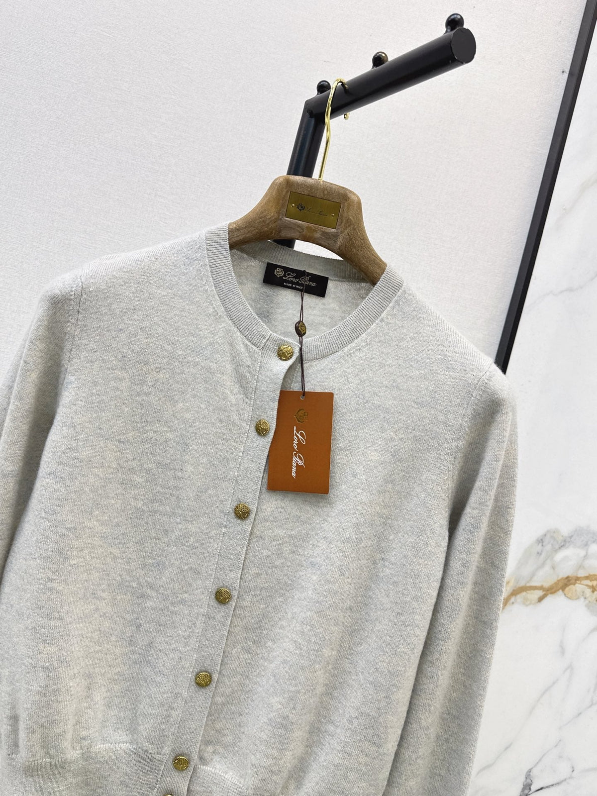 26Latest Autumn/Winter Knit Cardigan with Ornate Metal Buttons