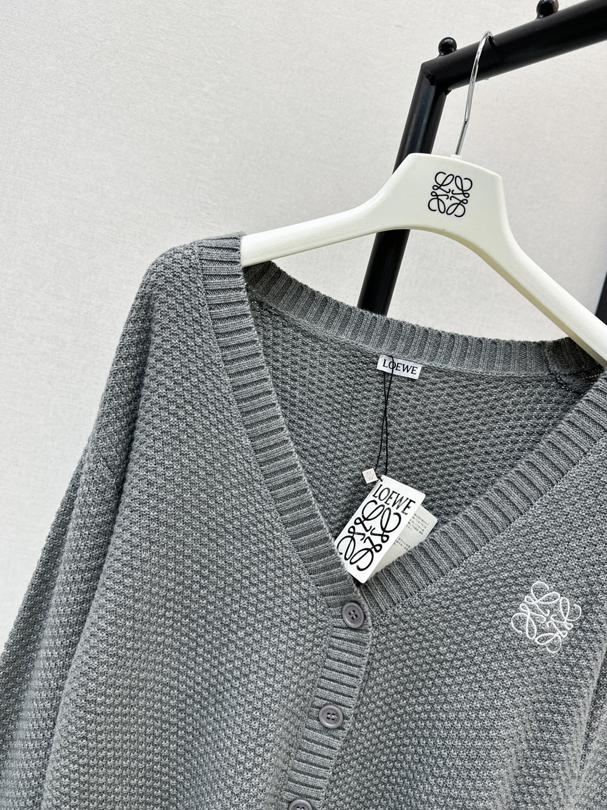 26Latest Autumn/Winter Loose-Fit V-Neck Knit Cardigan with Embroidered Logo