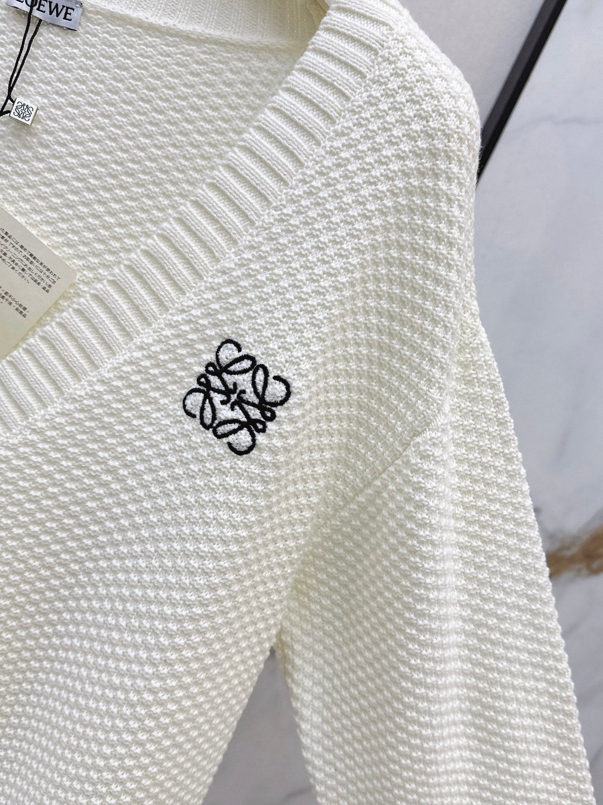26Latest Autumn/Winter Loose-Fit V-Neck Knit Cardigan with Embroidered Logo