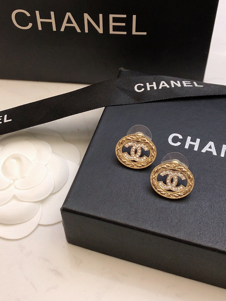 26Gold-tone openwork oval Double-C stud earrings with quilted relief detailing