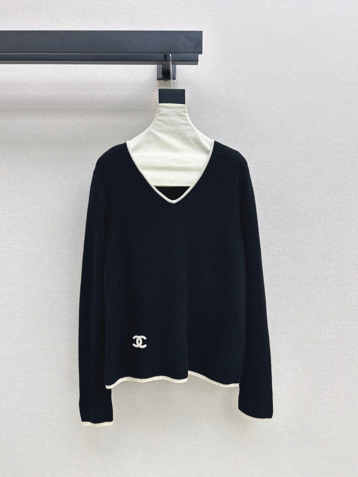 26Latest Autumn/Winter Classic Black & White Color-Block V-Neck Wool Knit Sweater