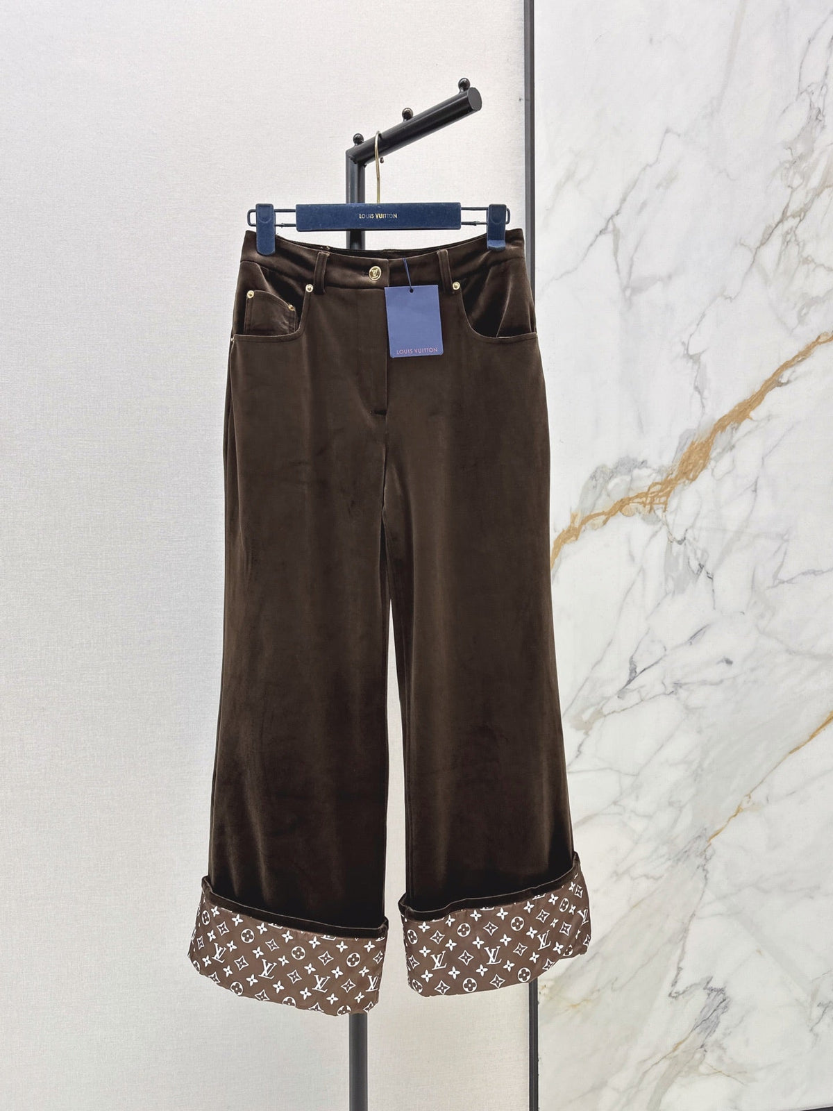 26Latest Autumn/Winter High-Waisted Cuffed Trousers with Logo Monogram Print