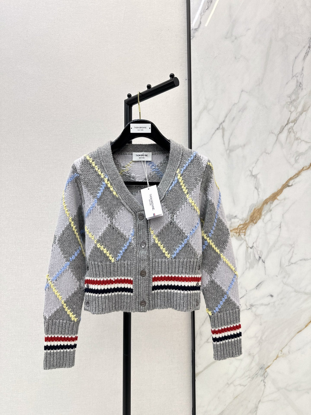 26Latest Autumn/Winter V-neck cropped cardigan featuring a diamond jacquard pattern