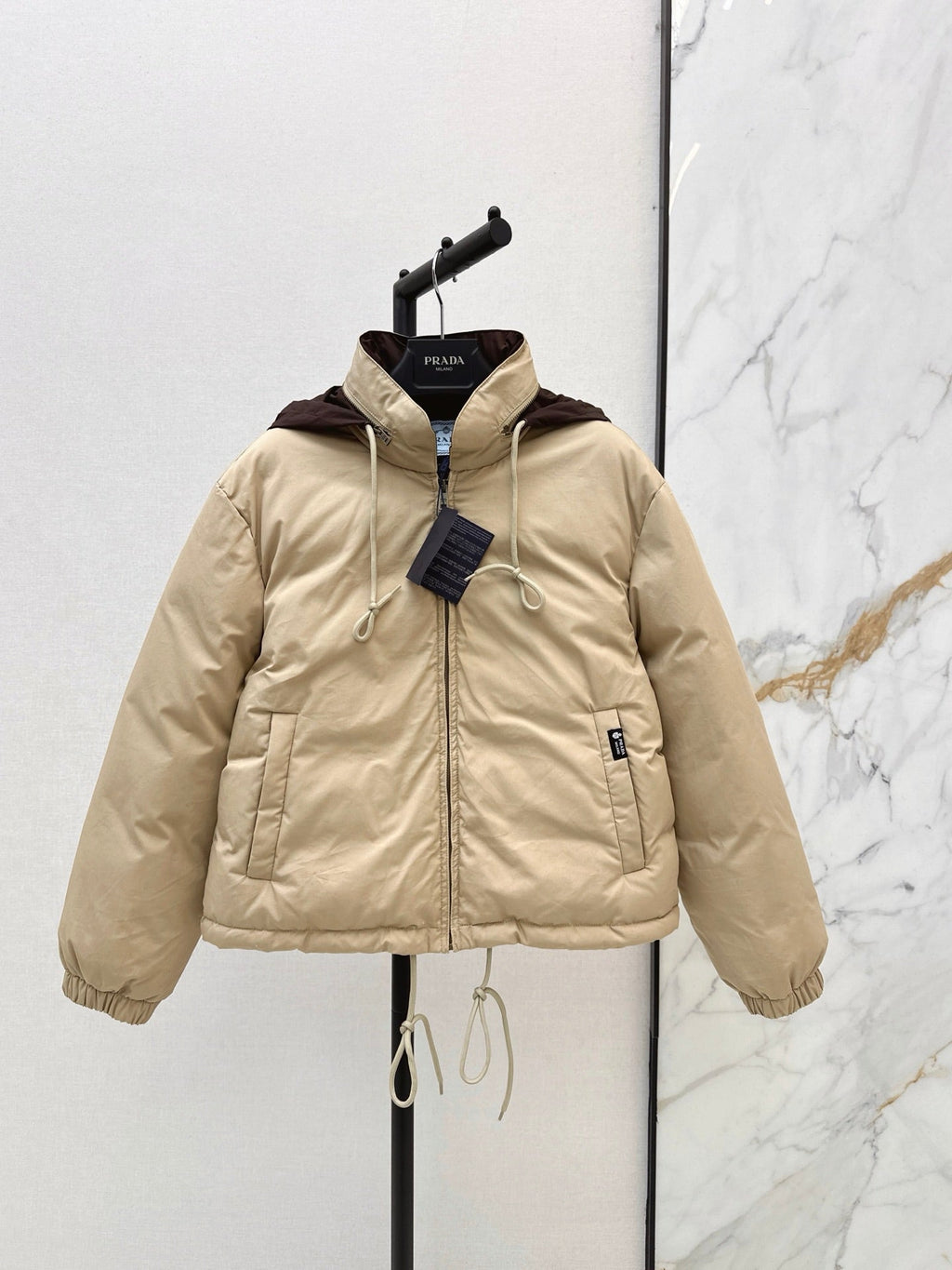 26Latest Autumn/Winter Short Down Jacket with Color-Block Design