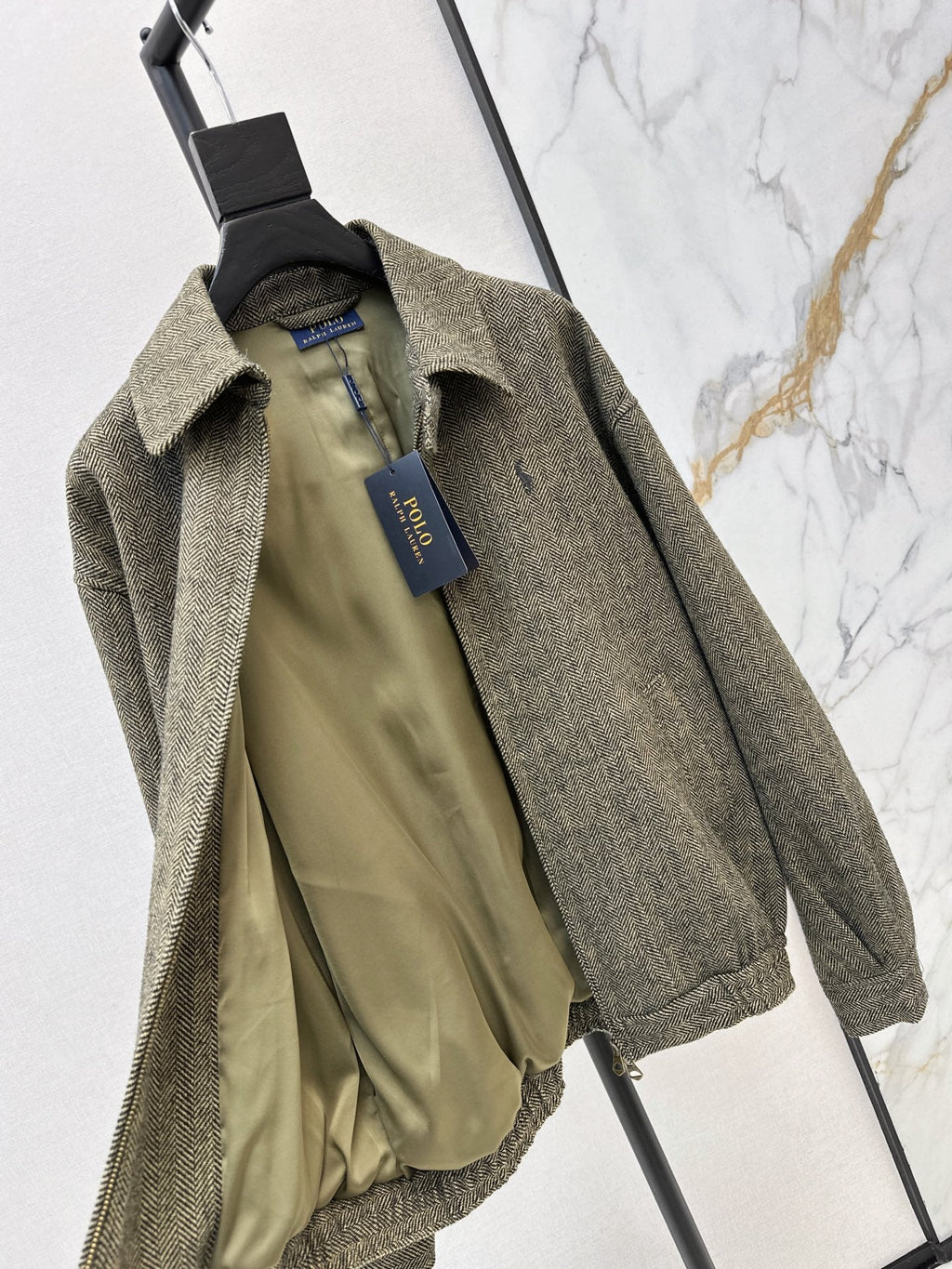 26Latest Autumn/Winter Wool-Blend Herringbone Jacket with Pony Embroidery