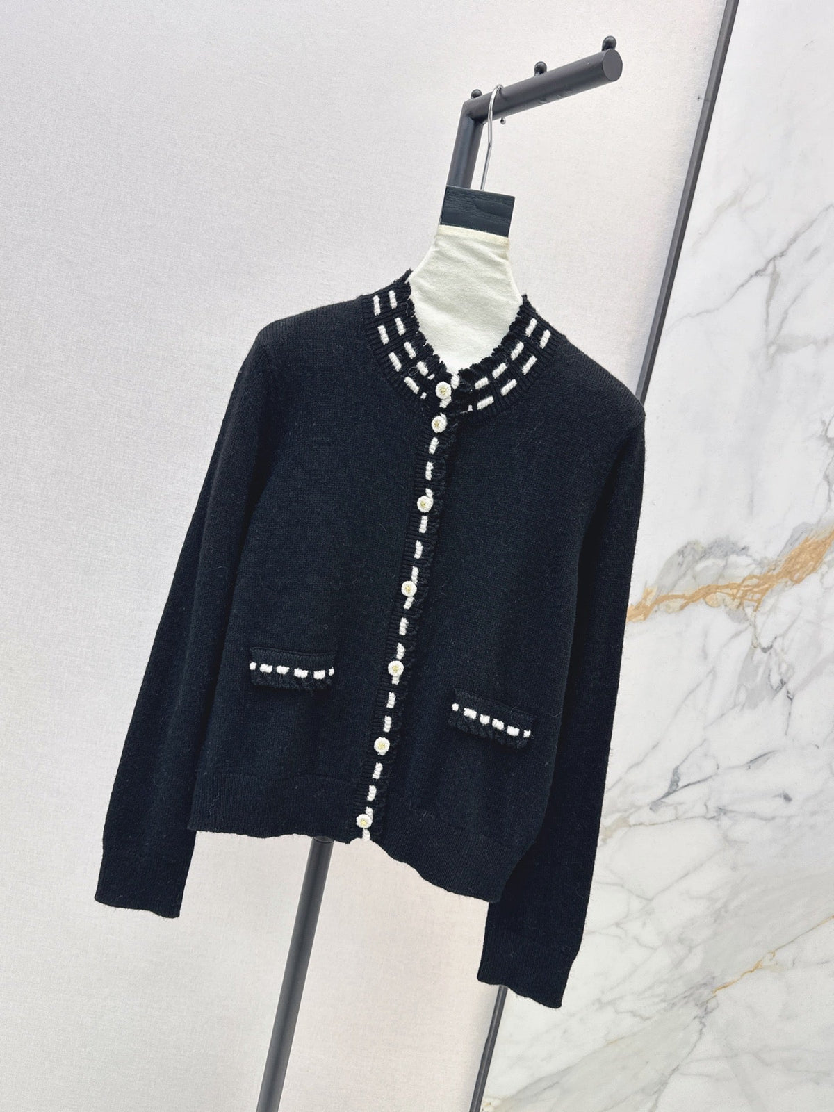 26Latest Autumn/Winter Color-Block Cardigan with Hand-Applied Beading and Round Neck