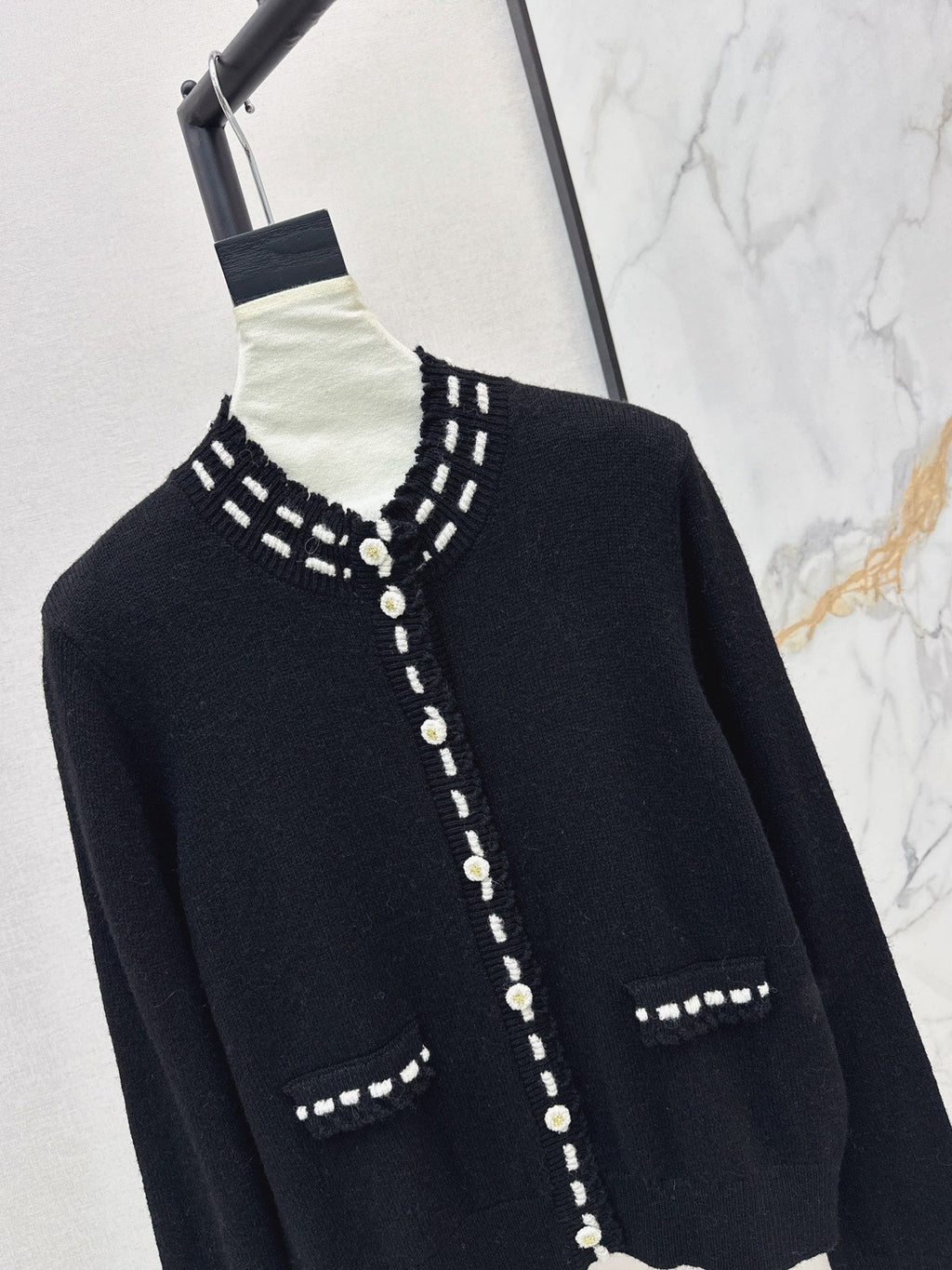 26Latest Autumn/Winter Color-Block Cardigan with Hand-Applied Beading and Round Neck