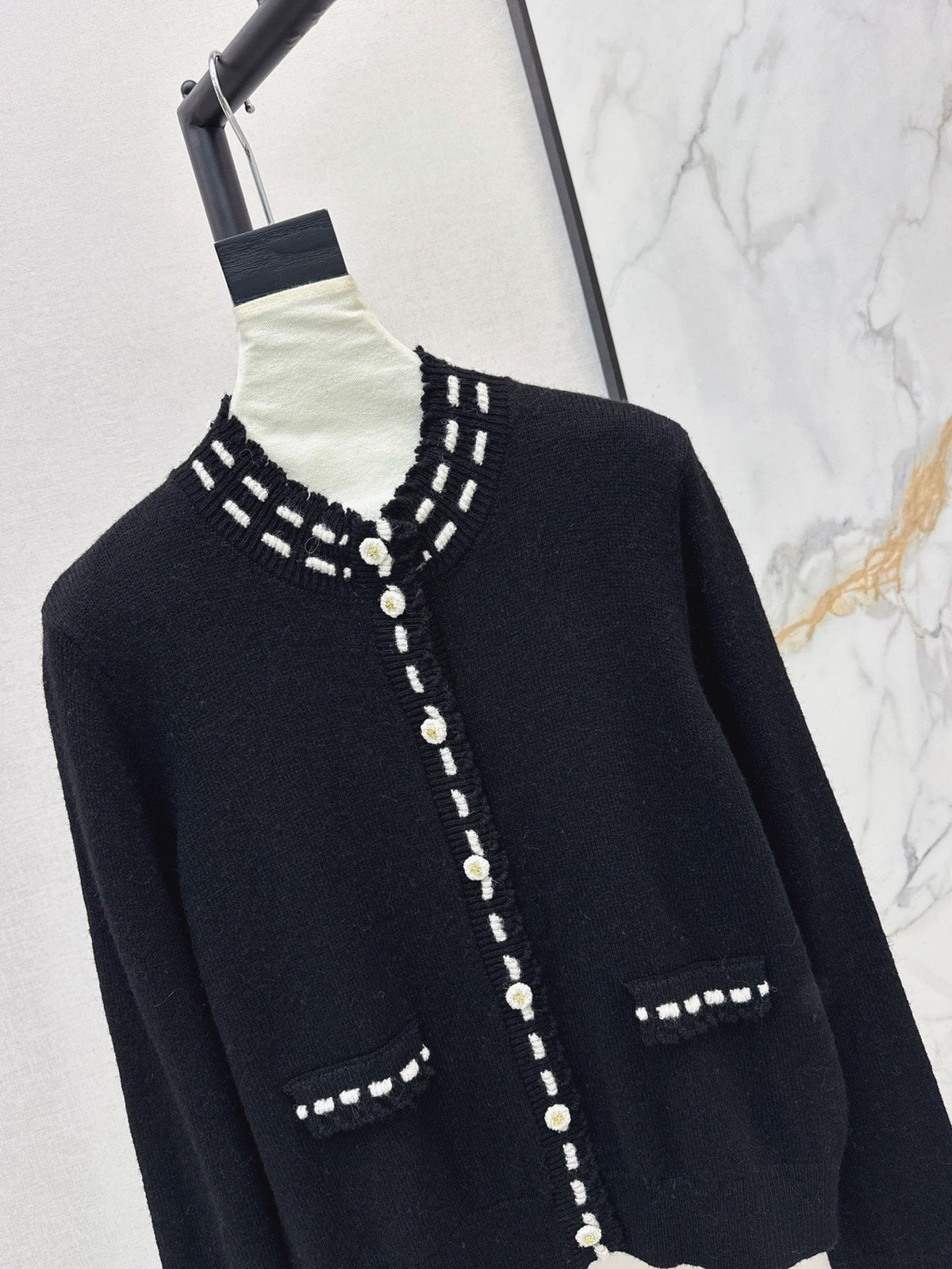 26Latest Autumn/Winter Color-Block Cardigan with Hand-Applied Beading and Round Neck