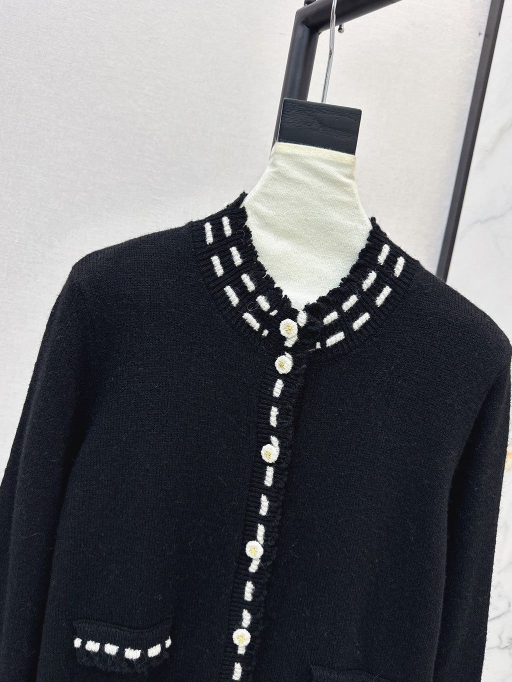26Latest Autumn/Winter Color-Block Cardigan with Hand-Applied Beading and Round Neck