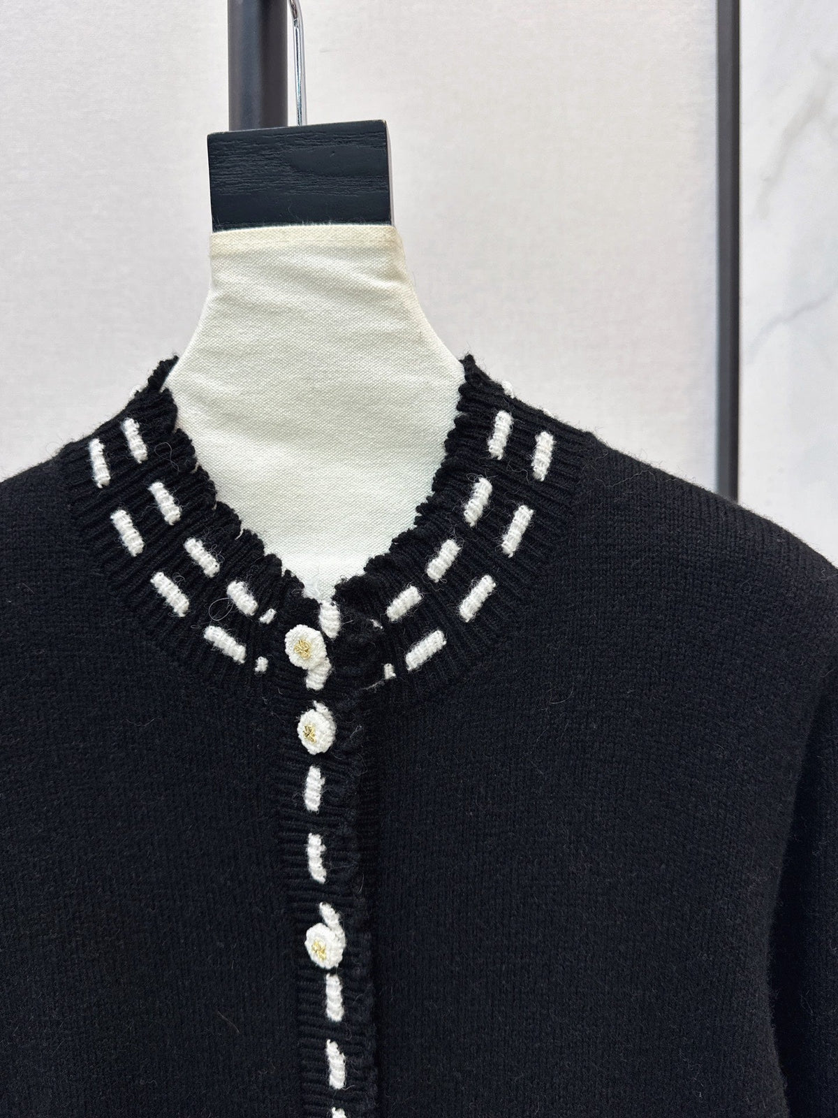 26Latest Autumn/Winter Color-Block Cardigan with Hand-Applied Beading and Round Neck