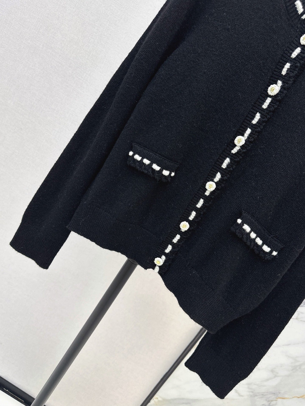 26Latest Autumn/Winter Color-Block Cardigan with Hand-Applied Beading and Round Neck