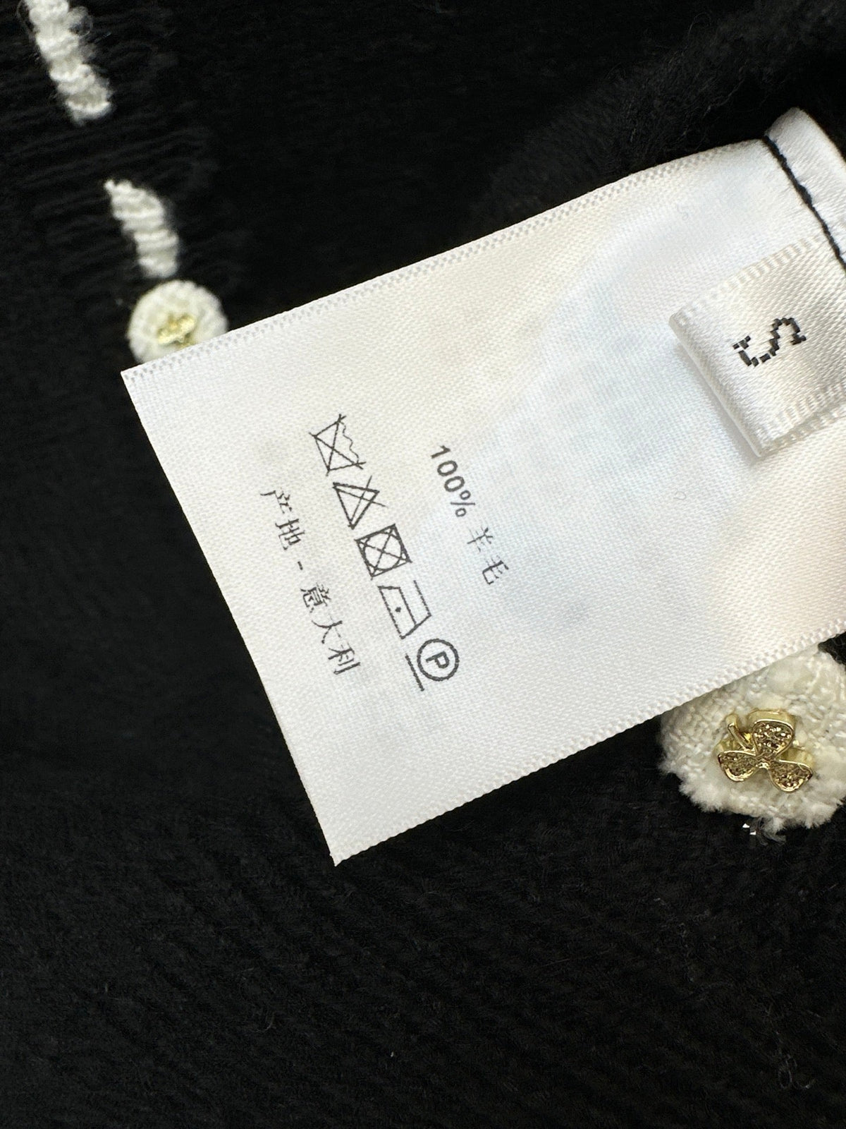 26Latest Autumn/Winter Color-Block Cardigan with Hand-Applied Beading and Round Neck