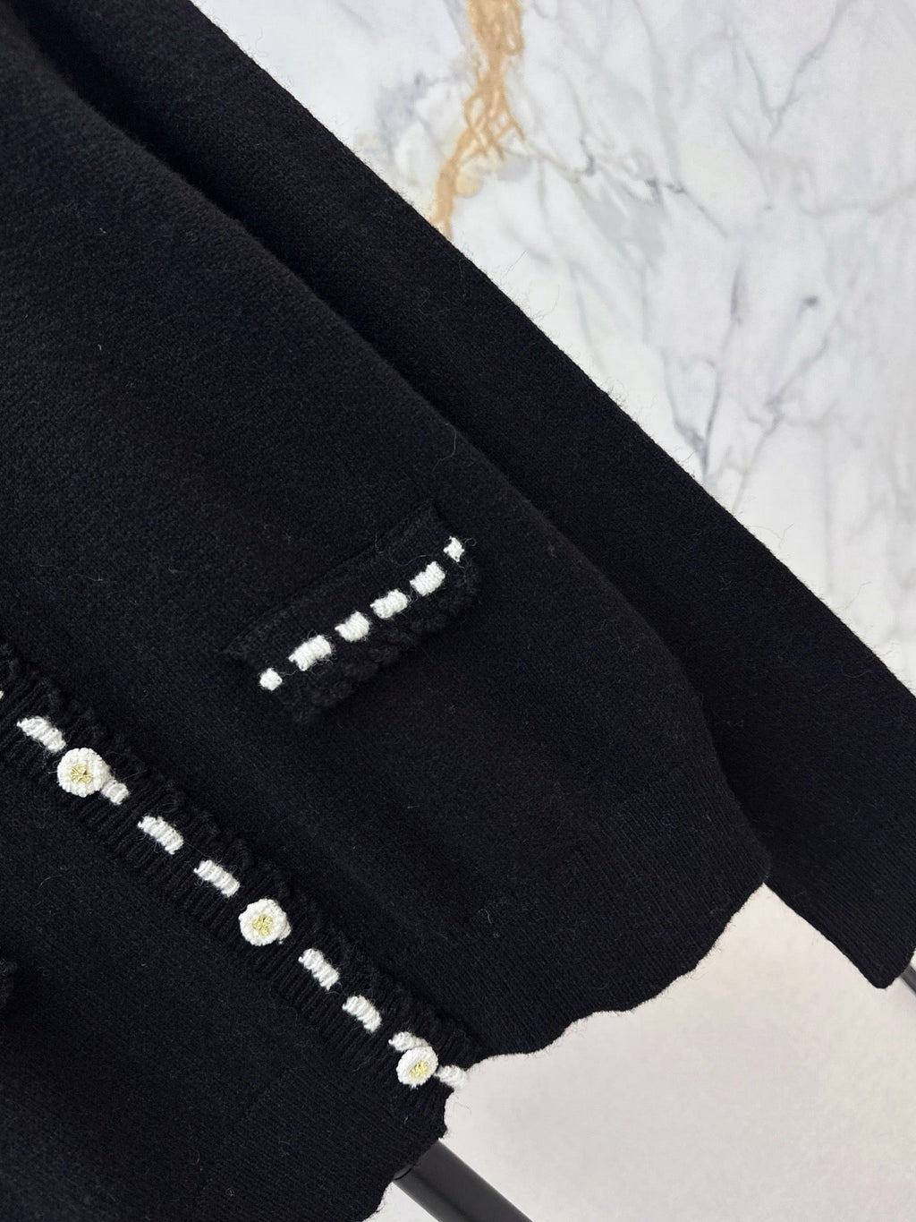 26Latest Autumn/Winter Color-Block Cardigan with Hand-Applied Beading and Round Neck