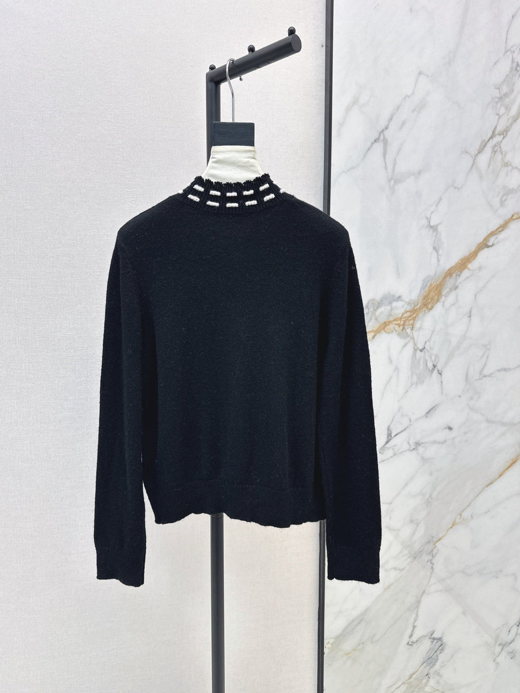 26Latest Autumn/Winter Color-Block Cardigan with Hand-Applied Beading and Round Neck