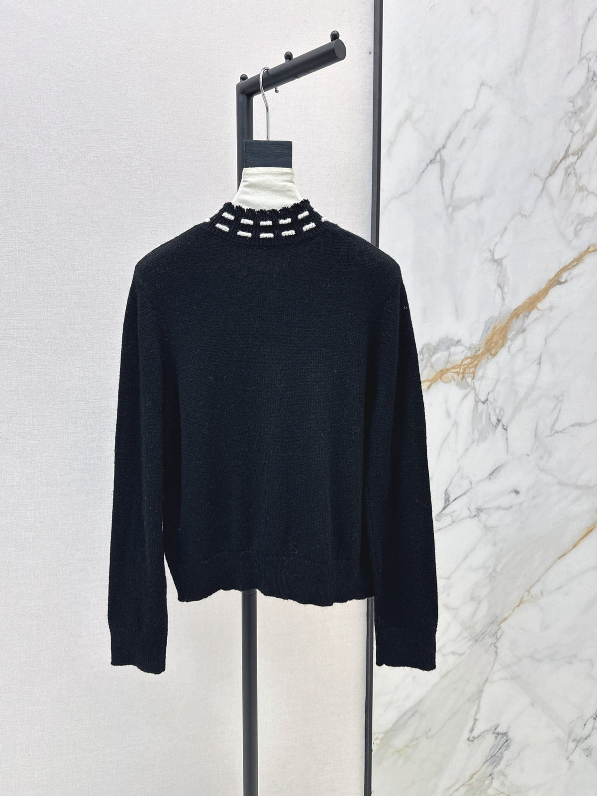 26Latest Autumn/Winter Color-Block Cardigan with Hand-Applied Beading and Round Neck