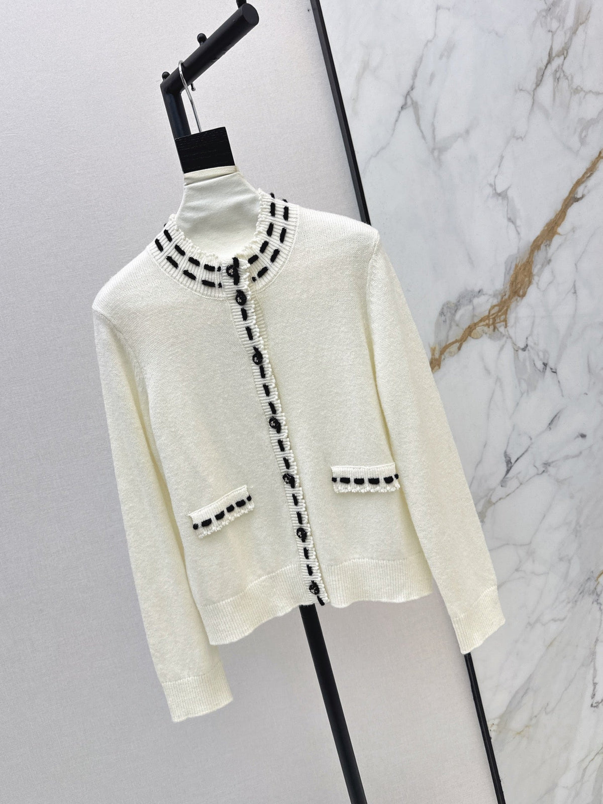 26Latest Autumn/Winter Color-Block Cardigan with Hand-Applied Beading and Round Neck