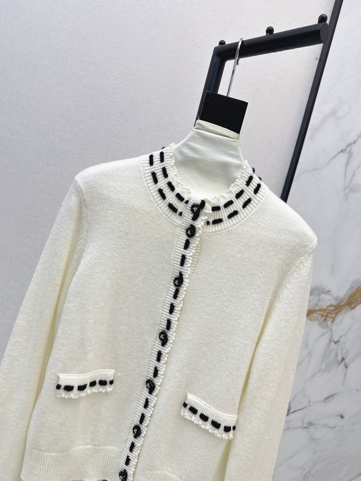 26Latest Autumn/Winter Color-Block Cardigan with Hand-Applied Beading and Round Neck
