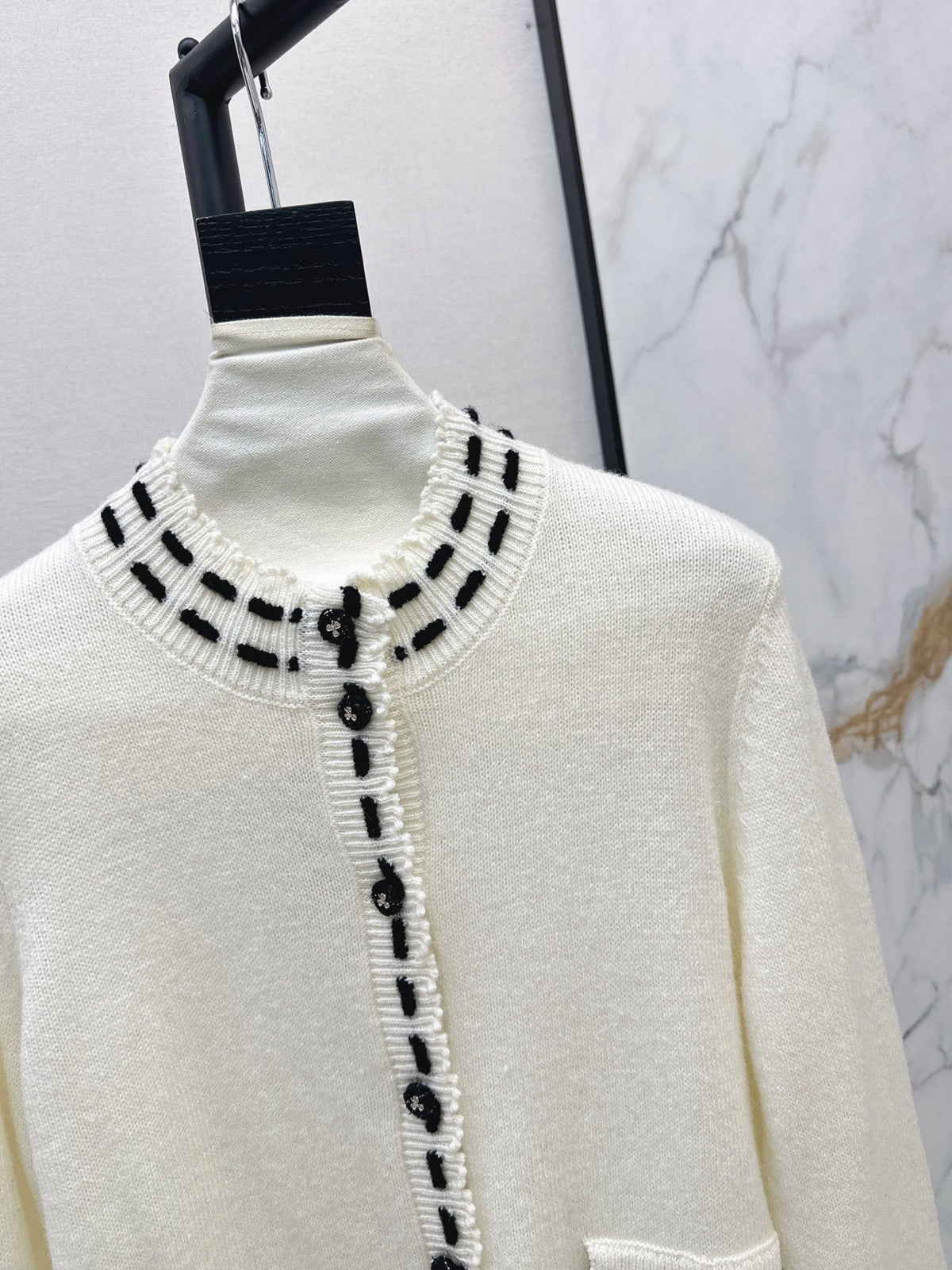 26Latest Autumn/Winter Color-Block Cardigan with Hand-Applied Beading and Round Neck