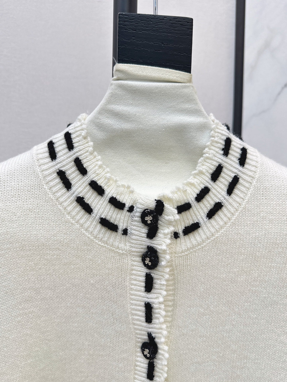 26Latest Autumn/Winter Color-Block Cardigan with Hand-Applied Beading and Round Neck