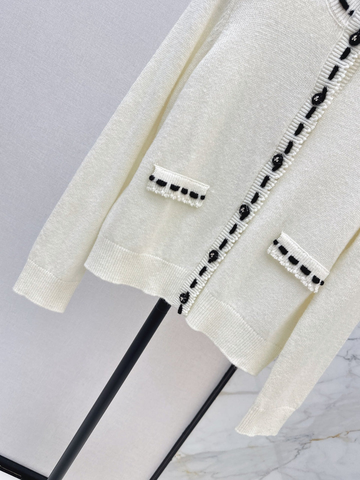 26Latest Autumn/Winter Color-Block Cardigan with Hand-Applied Beading and Round Neck