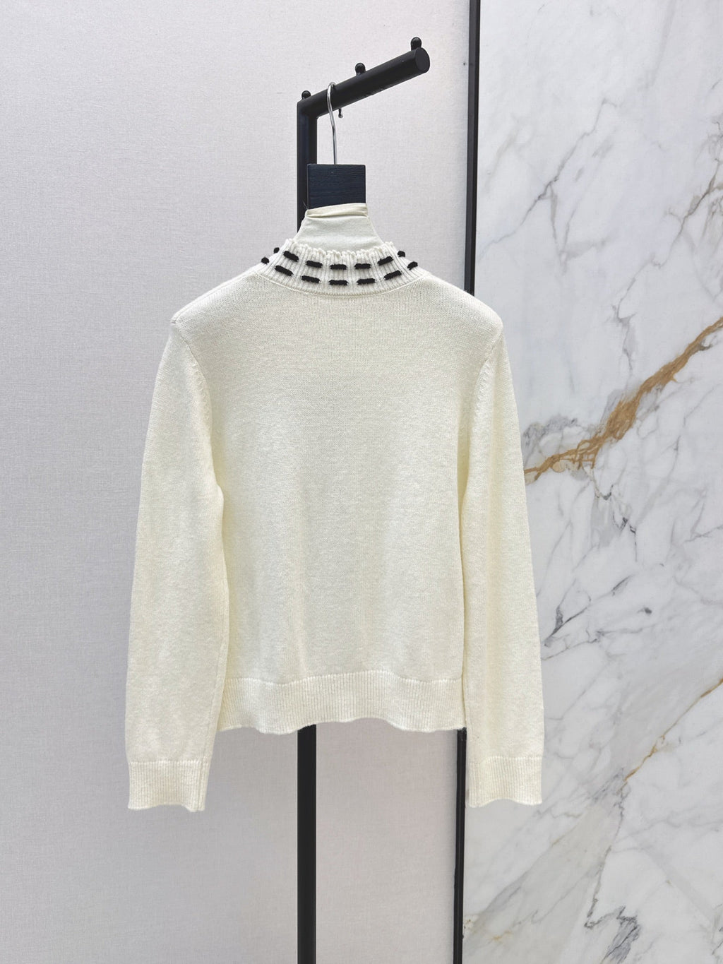 26Latest Autumn/Winter Color-Block Cardigan with Hand-Applied Beading and Round Neck