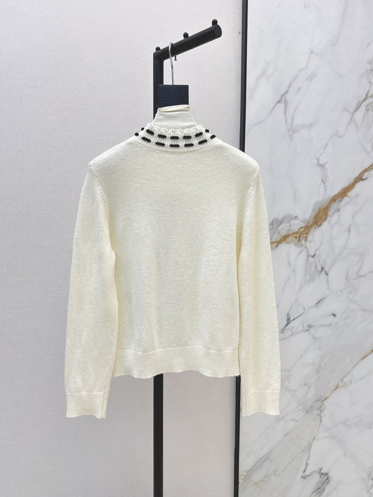 26Latest Autumn/Winter Color-Block Cardigan with Hand-Applied Beading and Round Neck