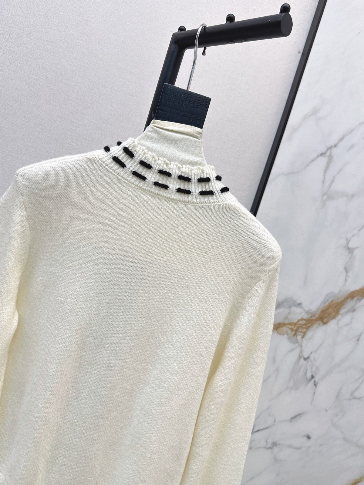26Latest Autumn/Winter Color-Block Cardigan with Hand-Applied Beading and Round Neck