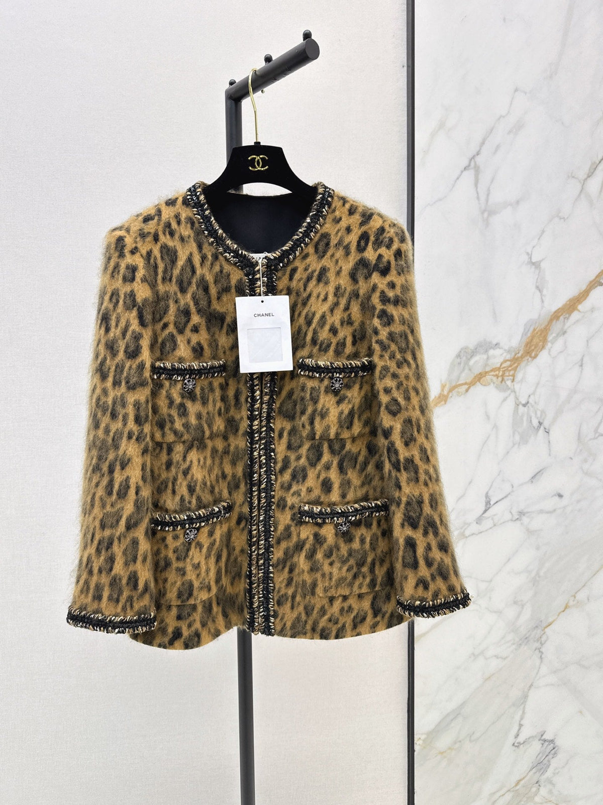 26Latest Autumn/Winter Coat with Four-Pocket Detailing and Cashmere Trim