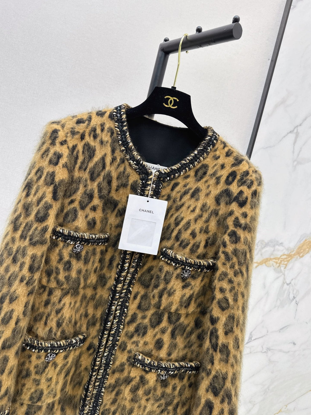 26Latest Autumn/Winter Coat with Four-Pocket Detailing and Cashmere Trim