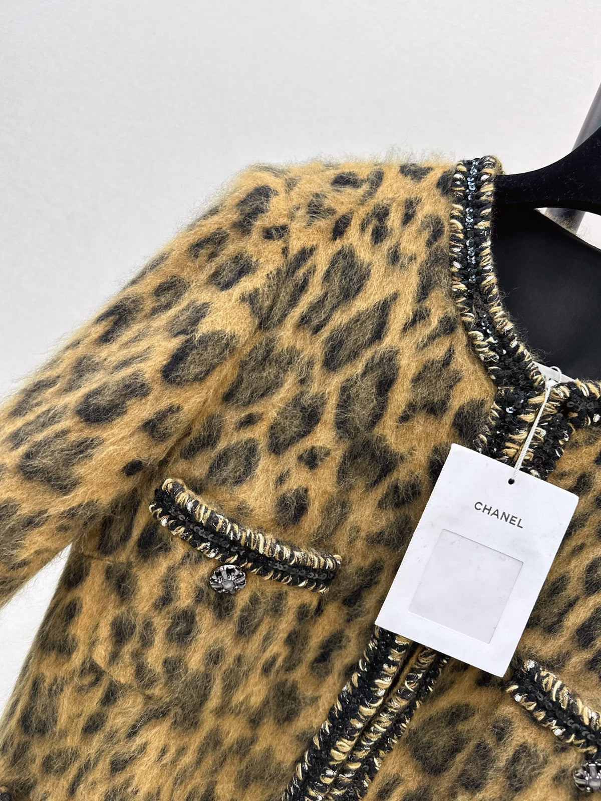 26Latest Autumn/Winter Coat with Four-Pocket Detailing and Cashmere Trim
